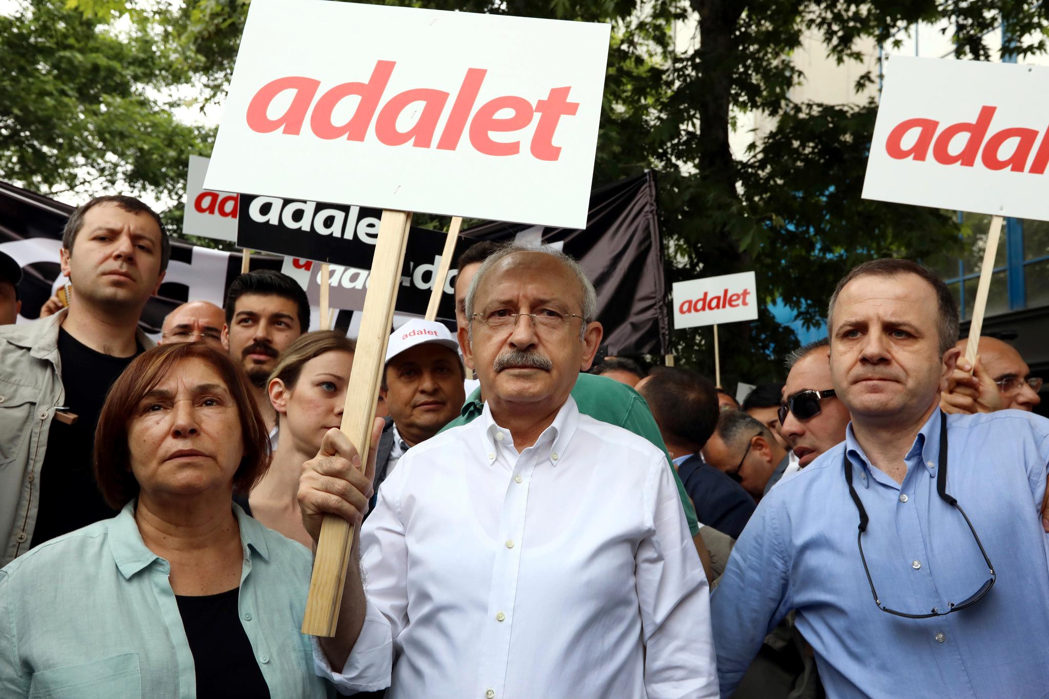 Kemal Kilicdaroglu, opposisjonslederen i Tyrkia, leder en protestmarsj for rettferdighet i Tyrkia.