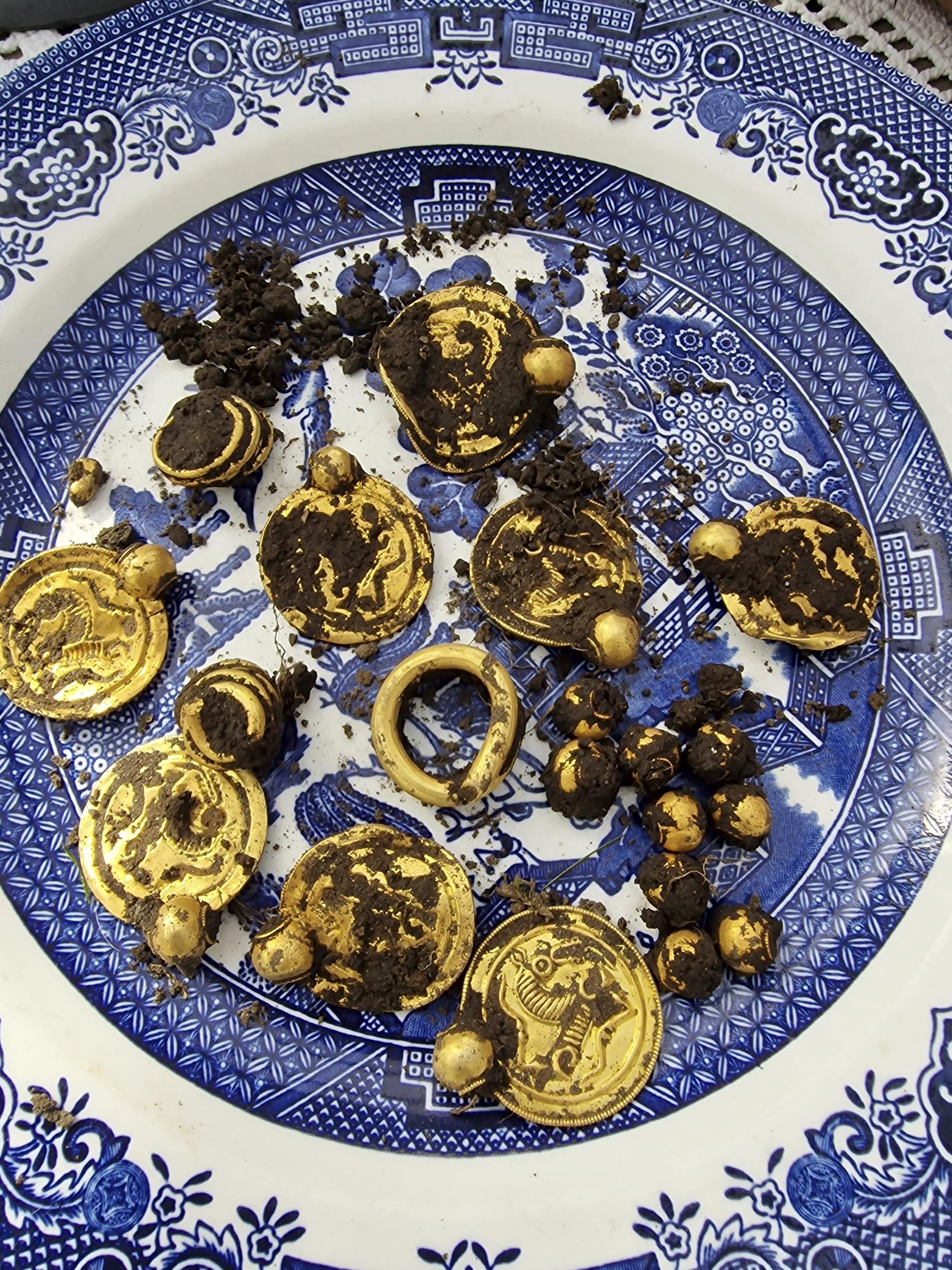 Skattegravar Erlend Bore la gullfunnet på den første tallerkenen han fann.