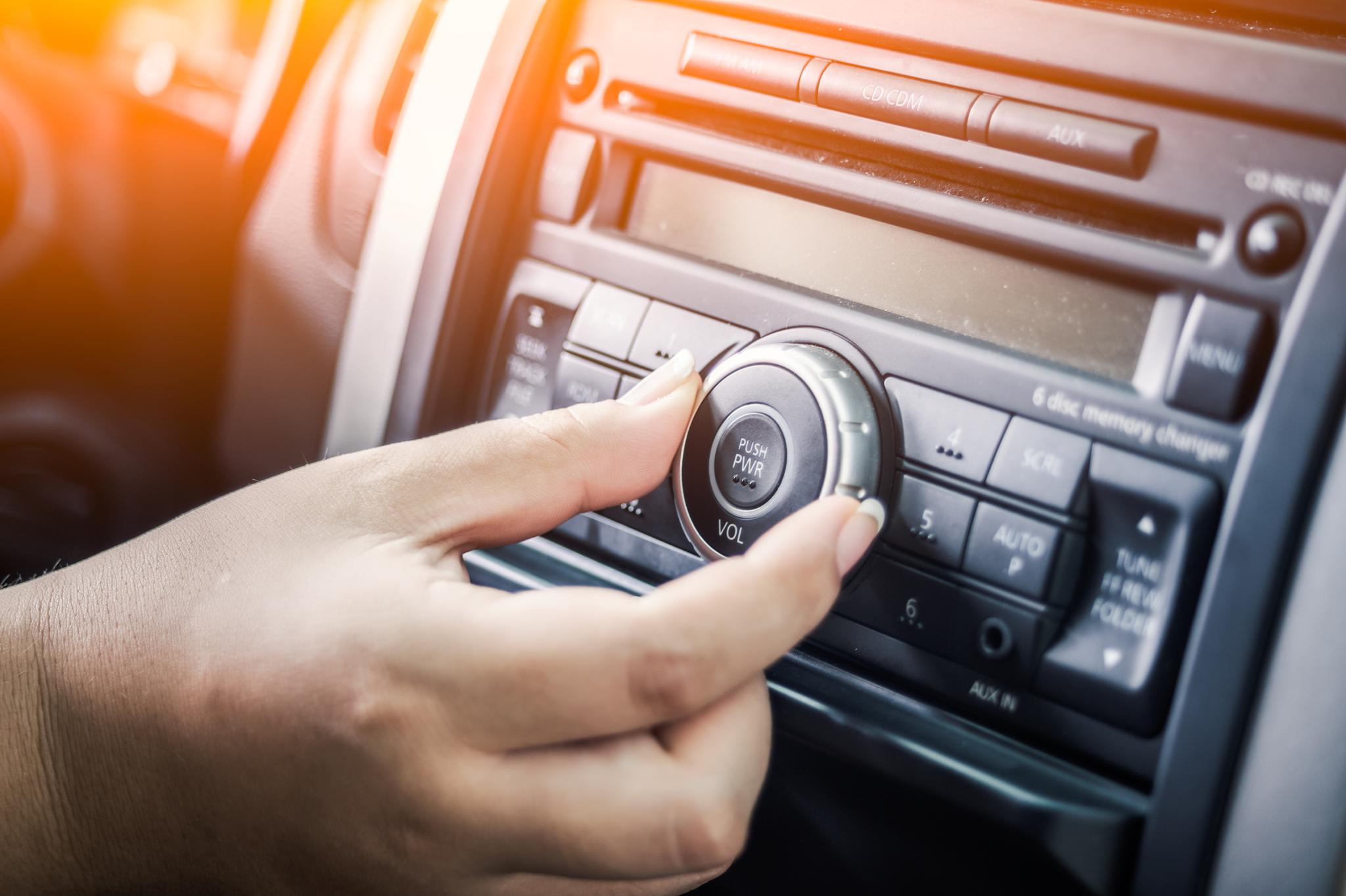 Daglig radiolytting har stupt det siste året, og fortsatt har bare litt mer enn halvparten av landets biler DAB-radio.