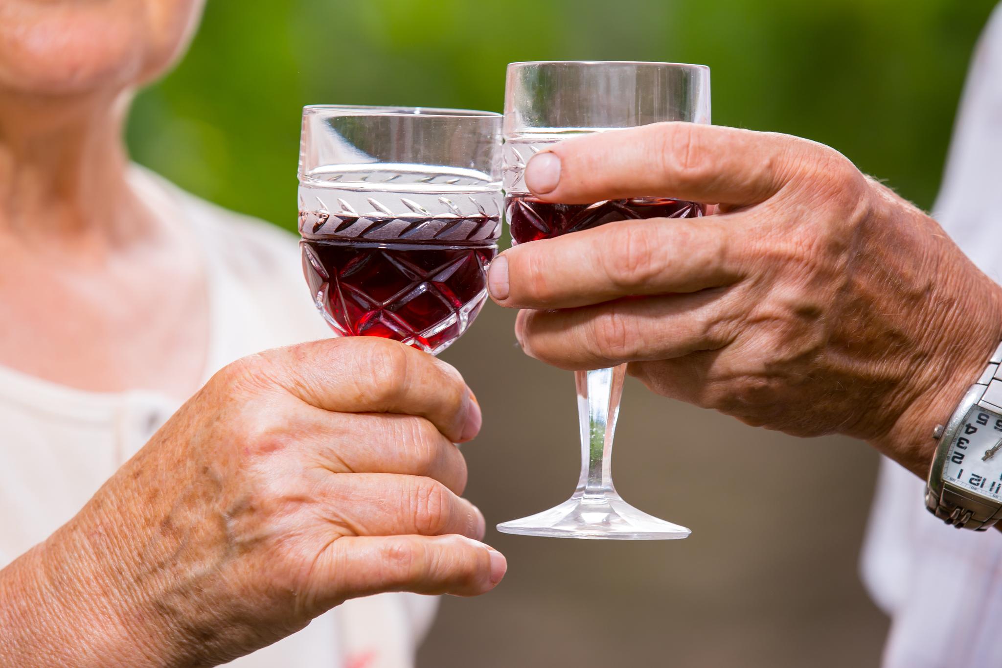 Samlet sett øker farene for uheldige helsekonsekvenser av alkoholbruk med alderen, skriver Line T. Stelander.