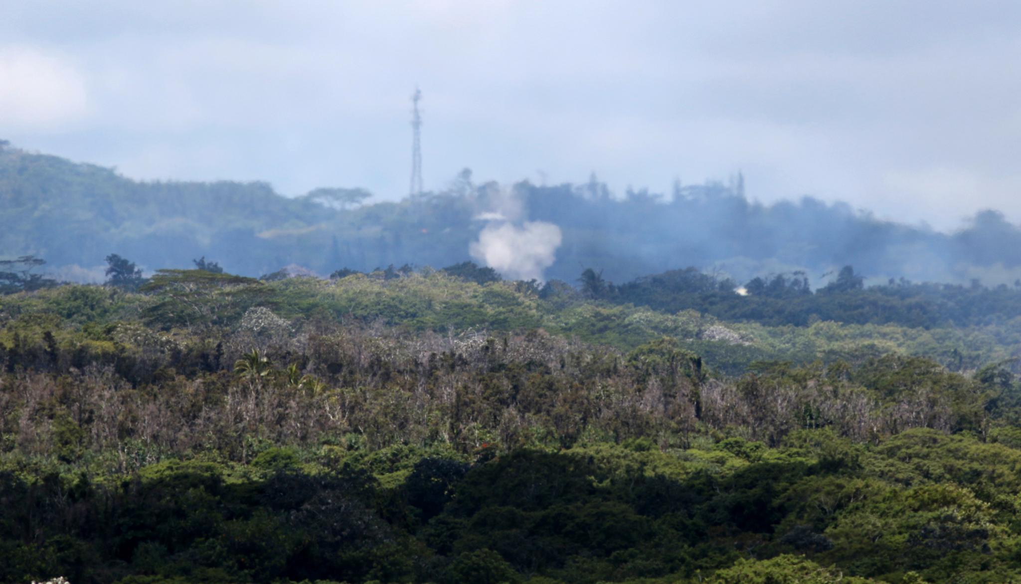 Vulkanske gasser og aske stiger opp fra en ny sprekkdannelse nær Pahoa på Hawaii. Foto: Caleb Jones / AP / NTB scanpix