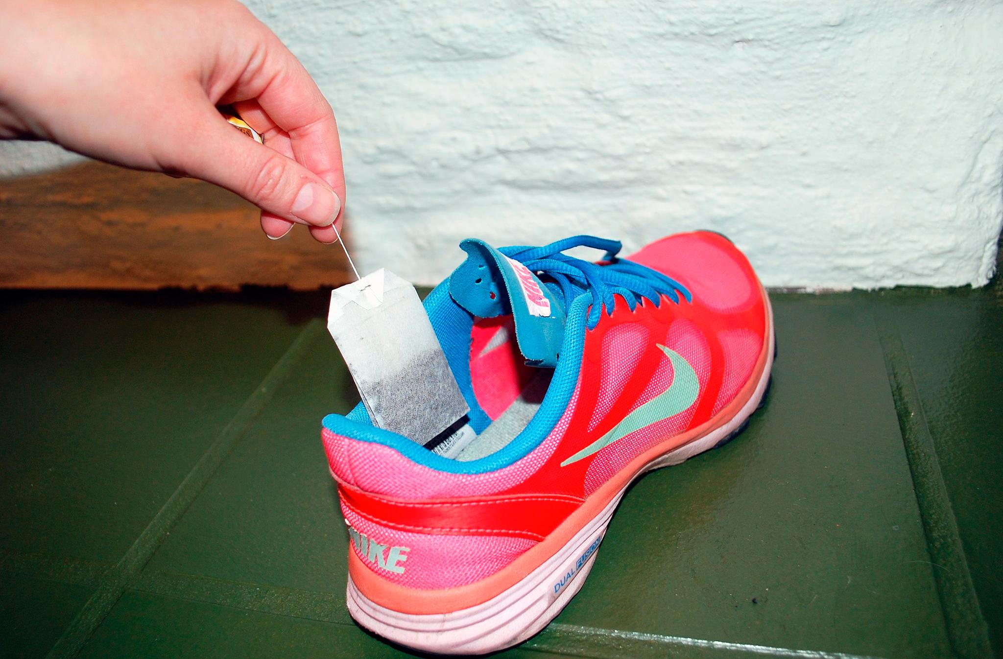 SLIPP LUKT: Teposer fjerner vond lukt fra skoene. 