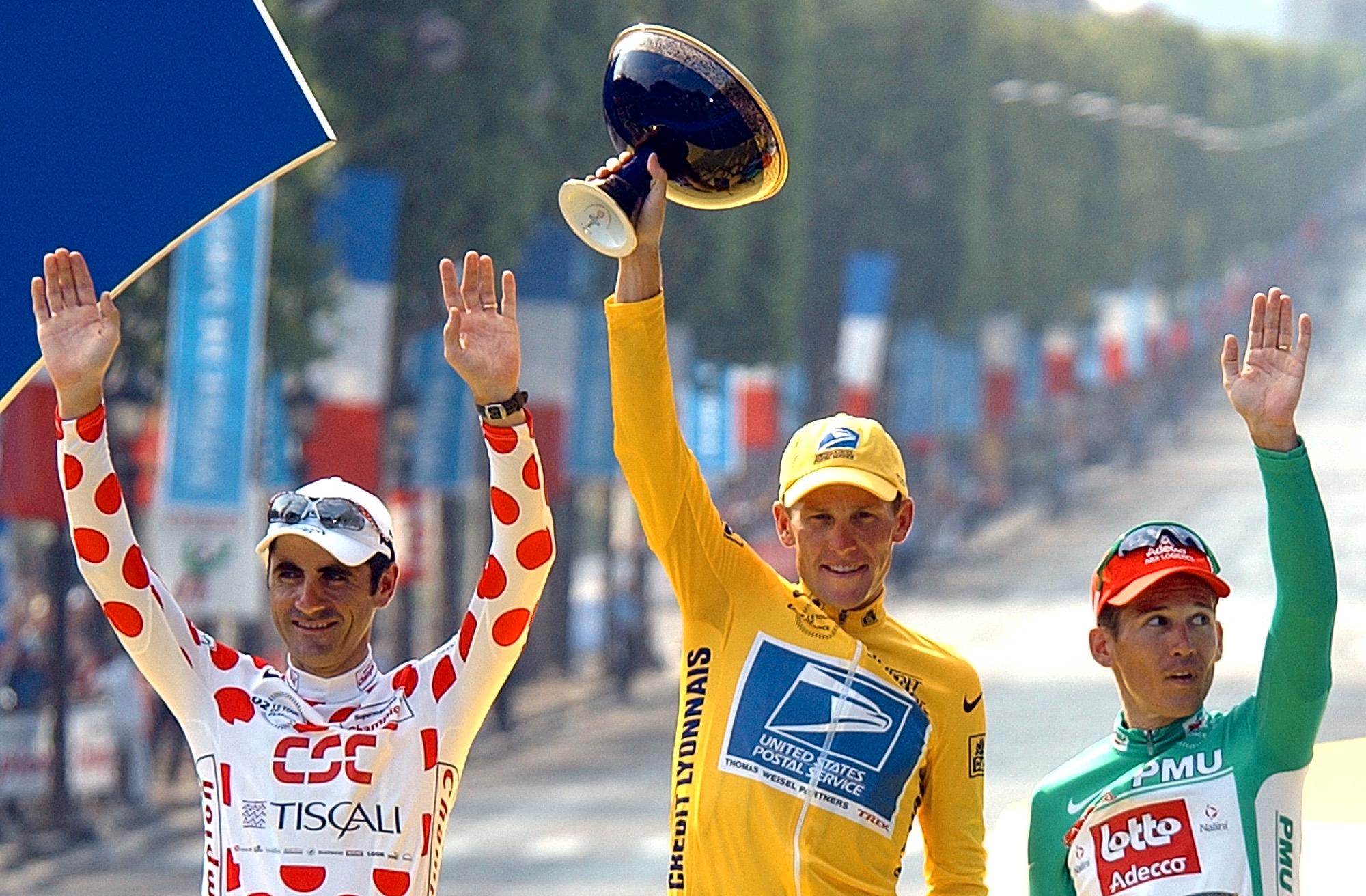 Lance Armstrong på podiet i Paris sammen med Laurent Jalabert (t.v.) som vant klatretrøyen og Robbie McEwen som vant poengtrøyen.