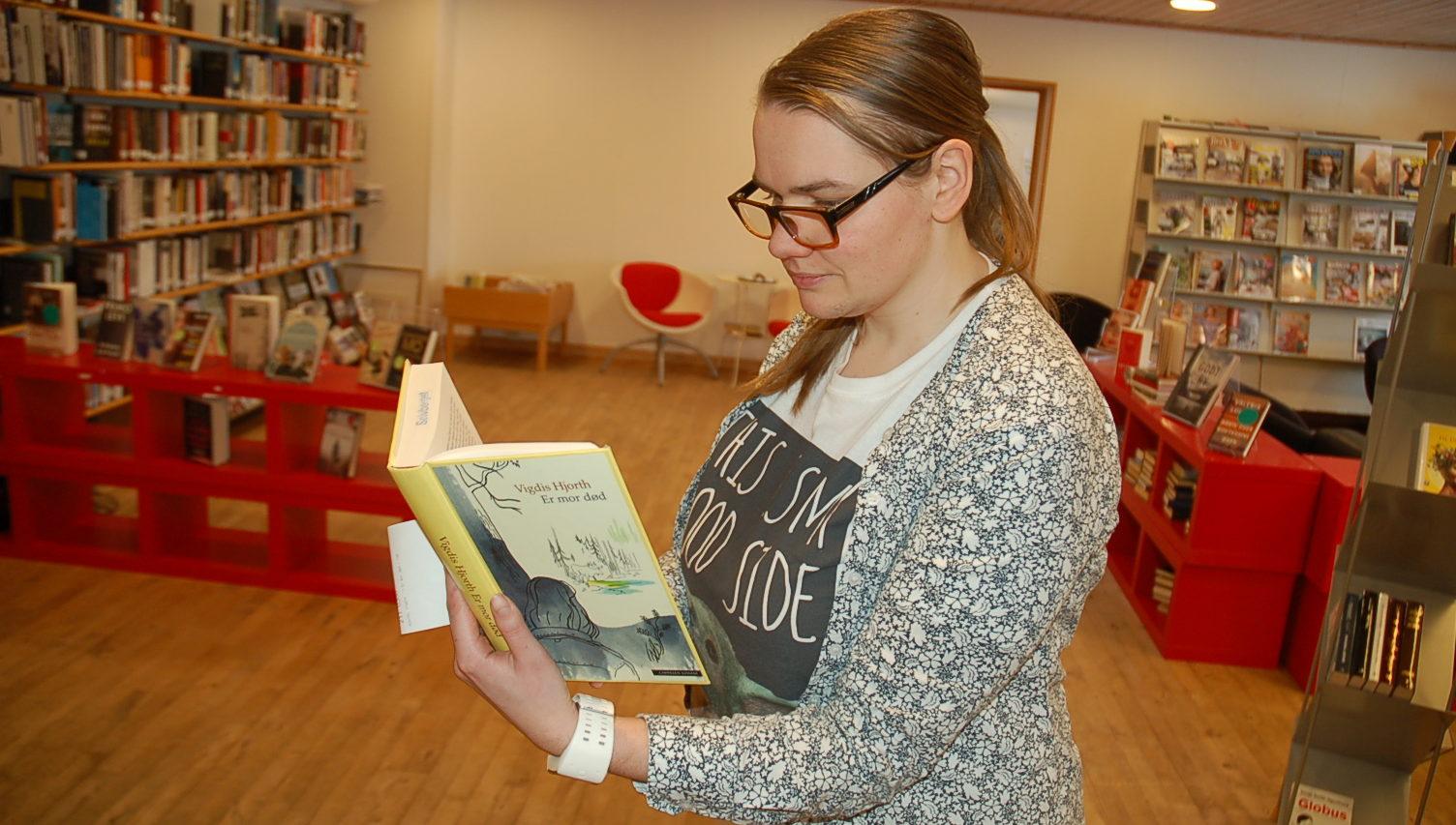 Rebecca Egeland med Vigdis Hjorths bok "Er mor død", som mange rennesøybuar vil lesa.