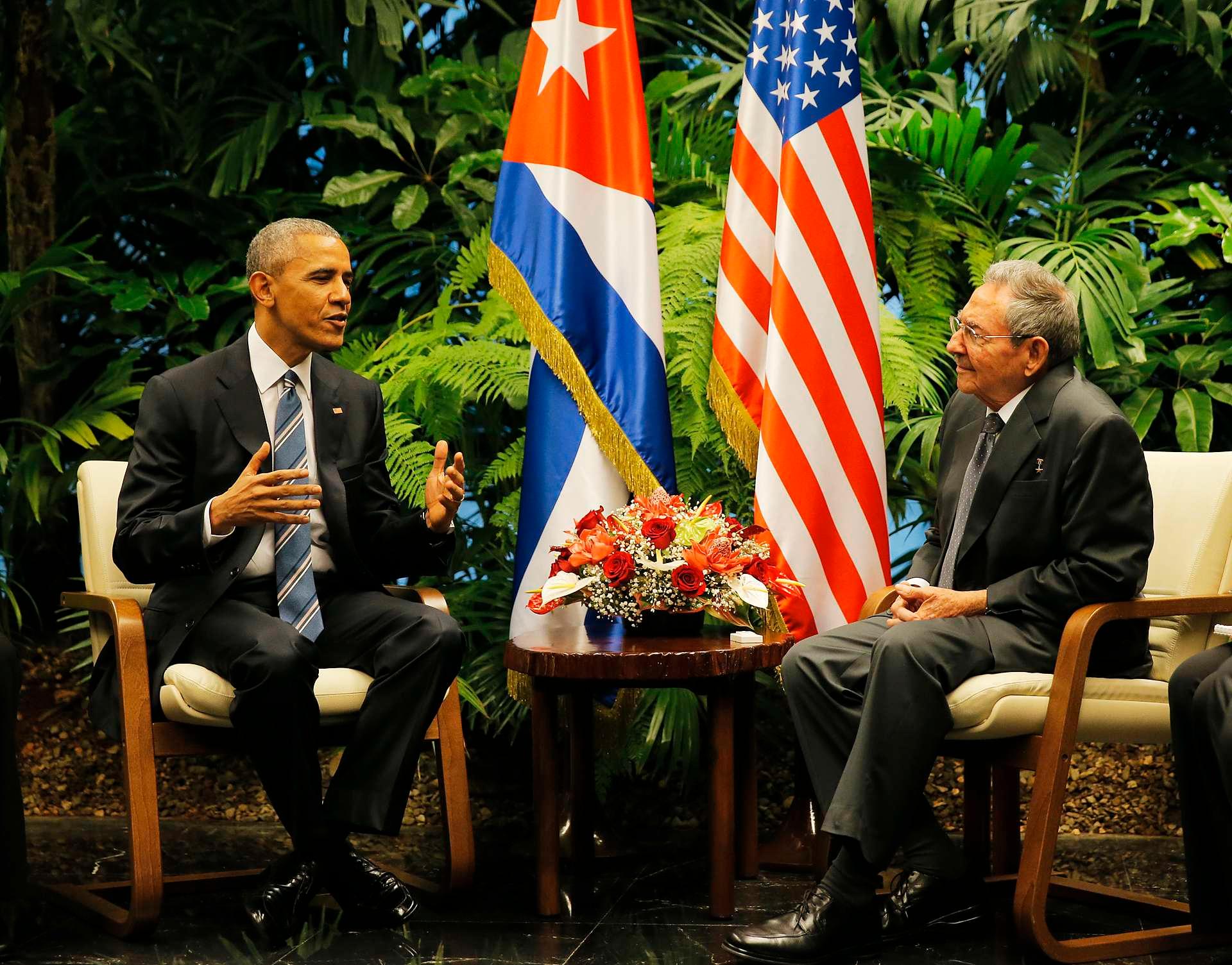 Obama og Castro har satt seg ned til sin fjerde samtale om forholdet mellom USA og Cuba.
