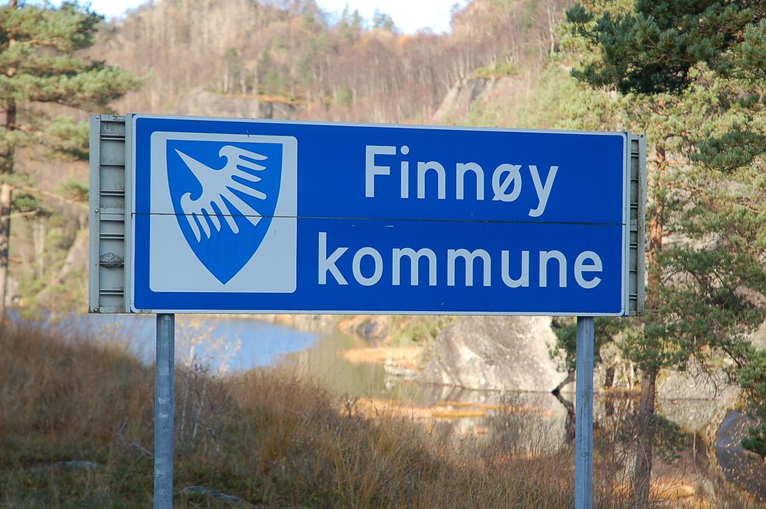 Den tidlegare grensa mellom Finnøy og Hjelmeland. Her byter Bandåsvegen i dag namn til Helgelandsvegen. Men heretter skal heile strekninga heita Bandåsvegen.