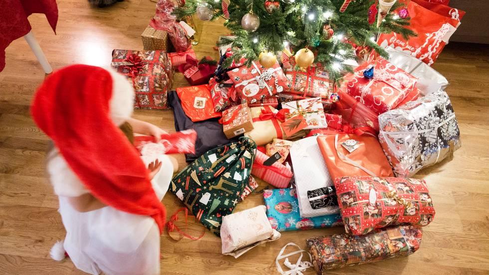52 prosent svarer i DNBs undersøkelse at de ikke kan tenke seg en jul uten gaver. Det er en høyere andel enn andre år undersøkelsen er gjort.