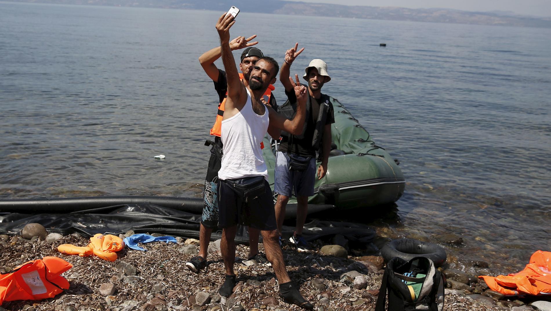 SELFIE: Syriske flyktninger fra Kobani tar en selfie etter å ha kommet i land på den greske øya Lesbos. Men de er ikke i mål. Nå starter kampen for å finne et nytt hjemland. Foto: Reuters / NTB Scanpix.