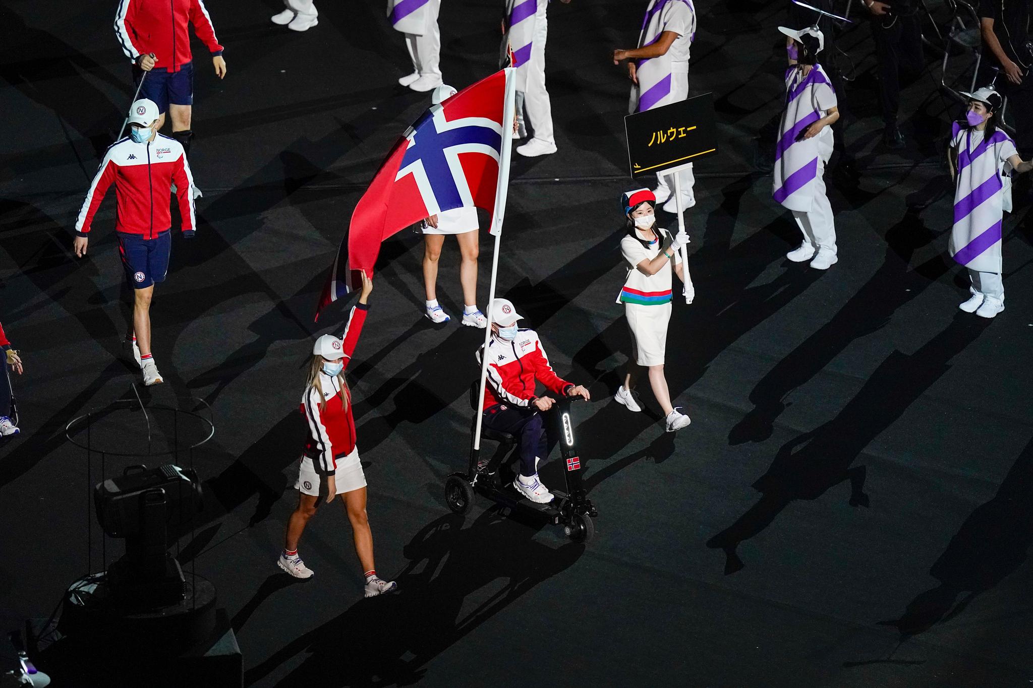 ÅPNINGSSEREMONI: Rytteren Jens Lasse Dokkan (60) og sprinteren Ida Louse Øverland (17) var norske flaggbærere i Tokyo tirsdag.