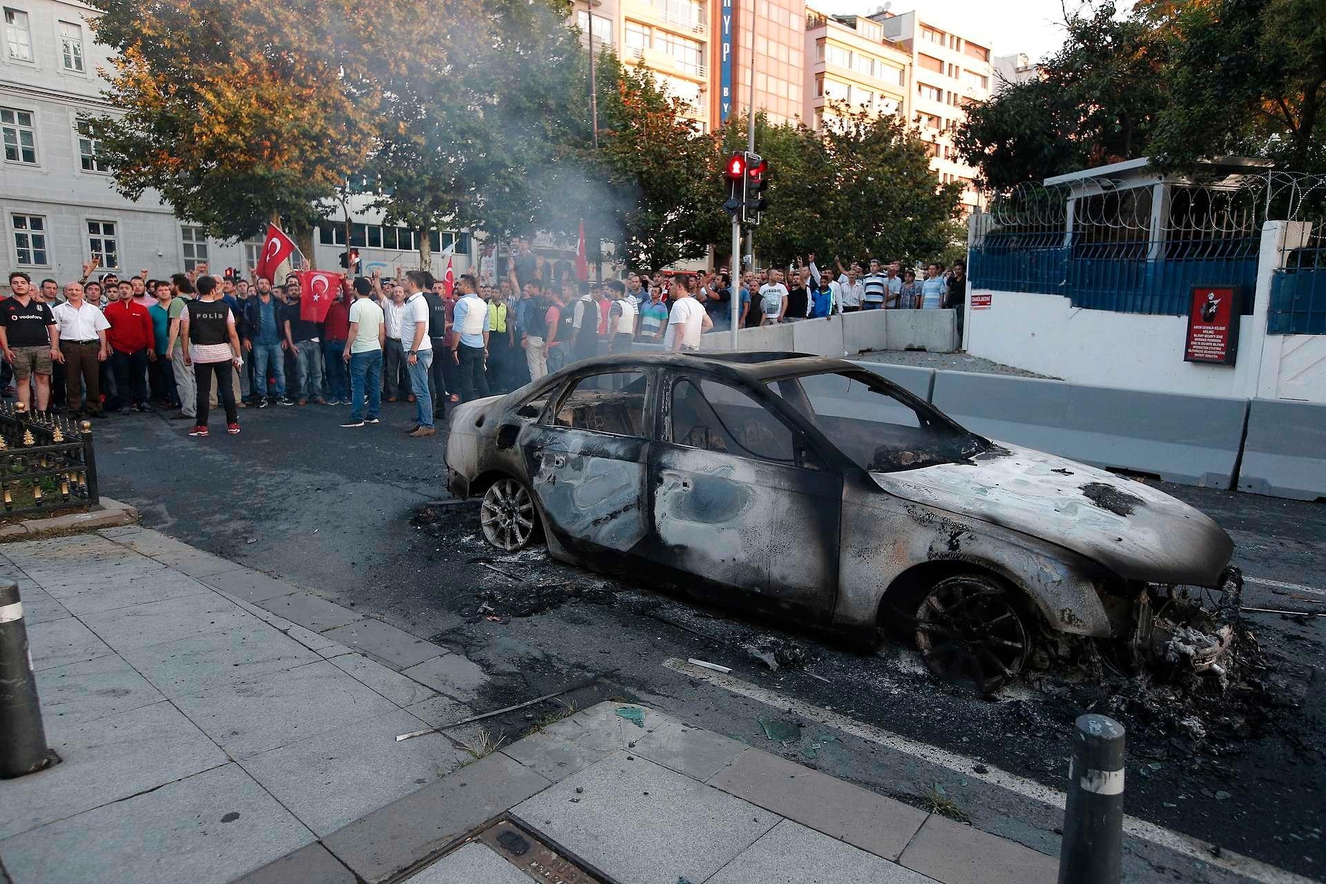 Morgen i Istanbul. Biler er utbrent, mange mennesker skadet og drept etter trefninger. President Erdogan erklærer at han har kontroll over landet.