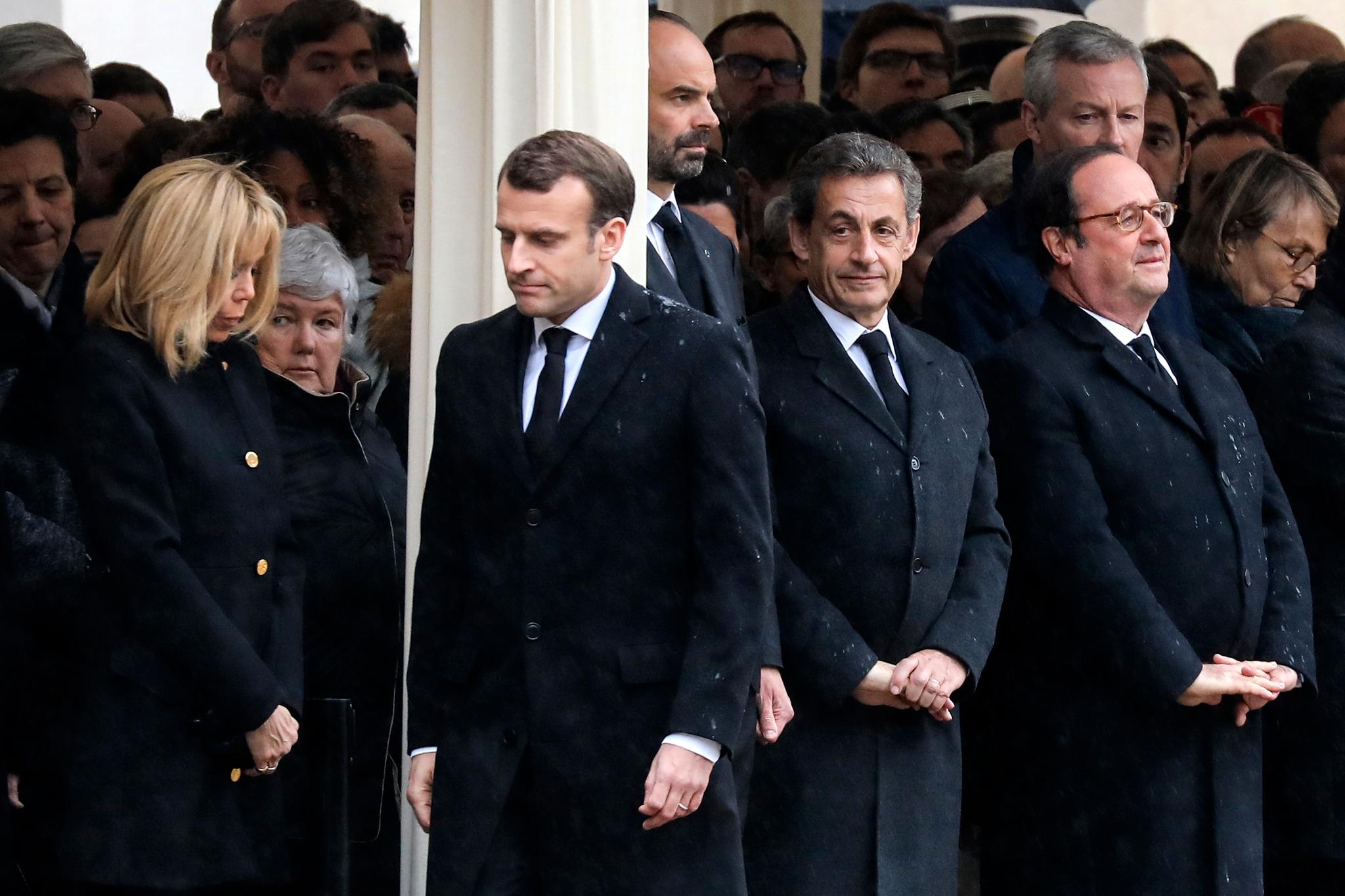 Frankrikes president Emmanuelle Macron ankom Les Invalides med sin kone Brigitte Macron i et regntungt Paris onsdag. 