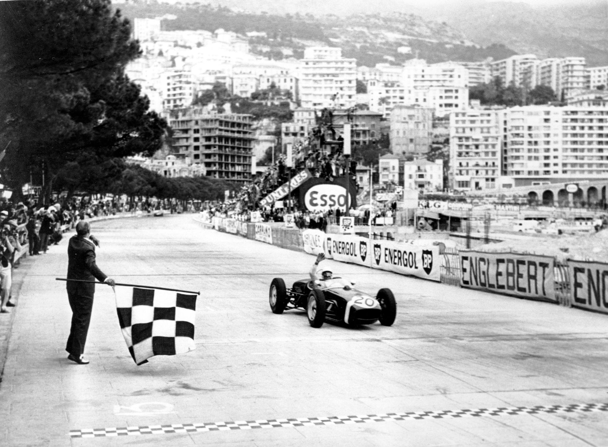 Stirling Moss kjører her inn til seier i Monacos Grand Prix 14. mai 1961.
