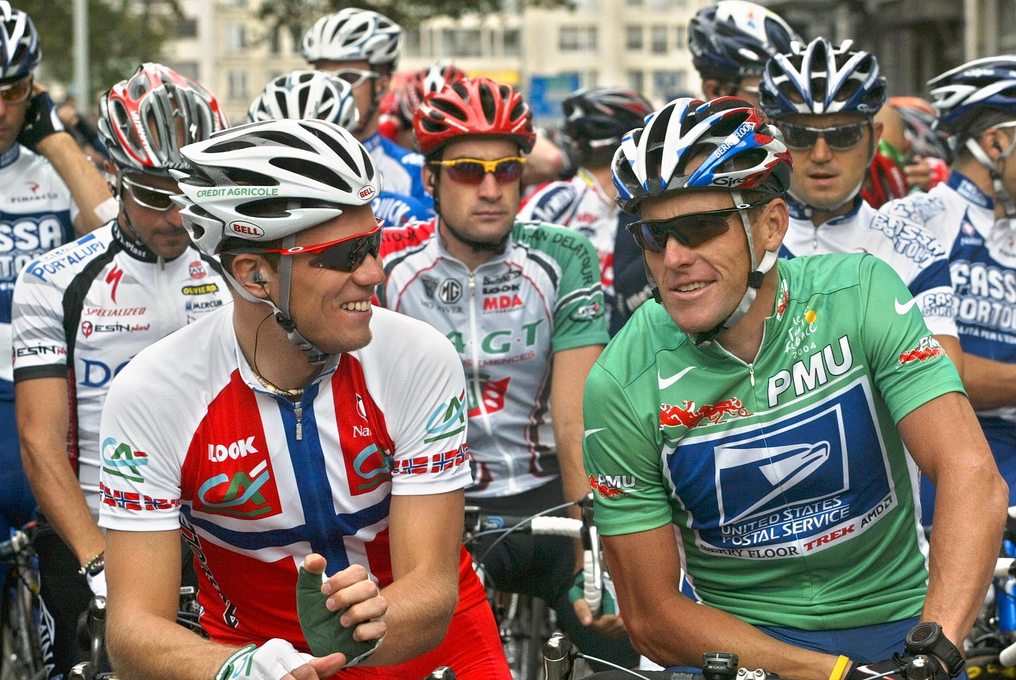 Thor Hushovd i et muntert øyeblikk sammen med Lance Armstrong tidlig i Tour de France i 2004.