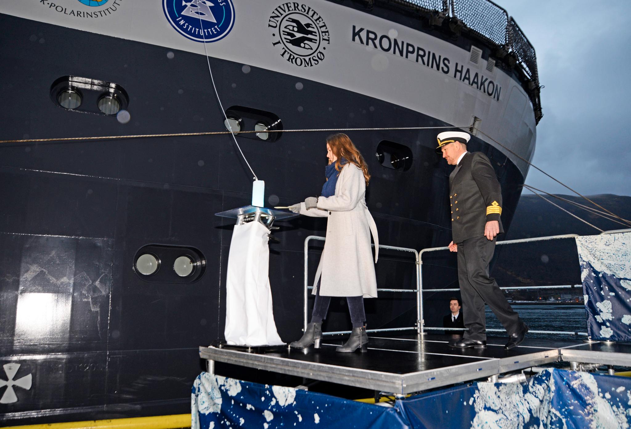Prinsesse Ingrid Alexandra døper forskningsskipet Kronprins Haakon, ved havn i Tromsø. Her sammen med kaptein Johnny Peder Hansen.