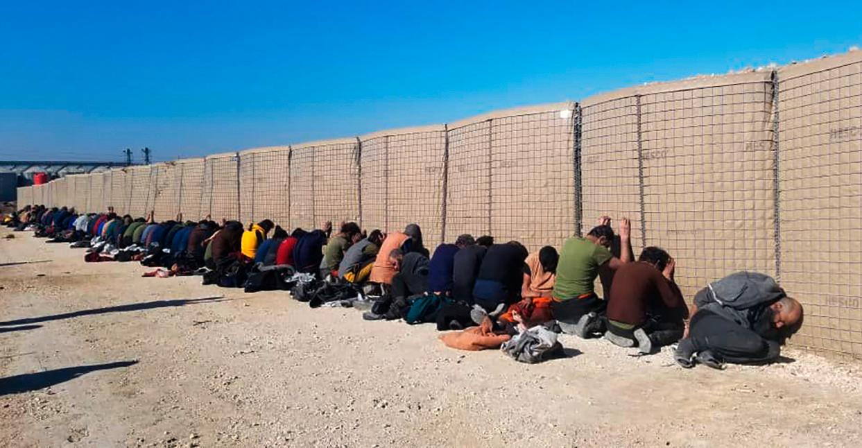 Et foto gitt ut av kurdiskledede styrker i Syria viser IS-krigere som er tatt til fange etter et angrep på Ghwayran-fengselet nordøst i landet. Totalt skal nær 60 personer ha blitt drept i kampene. 