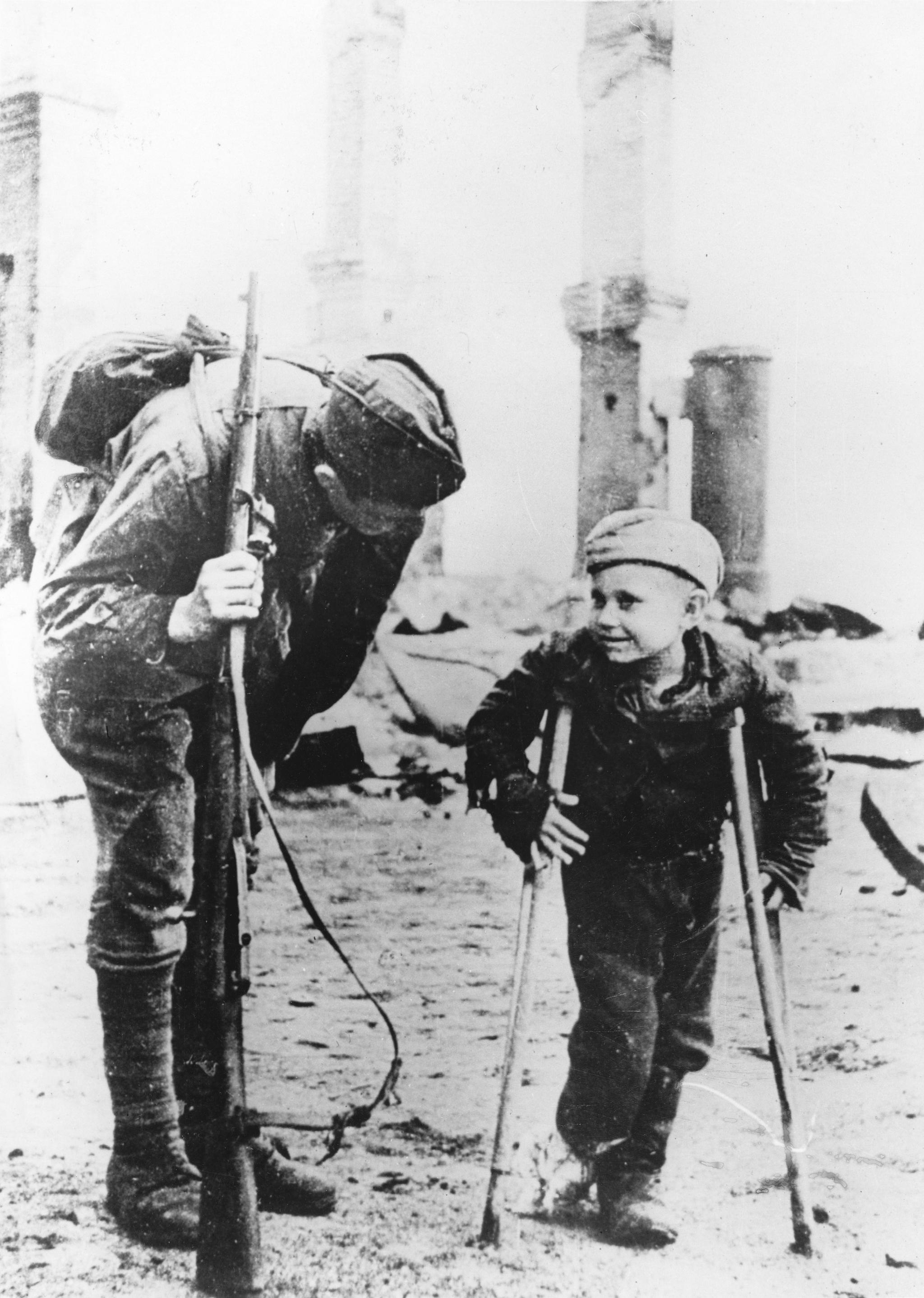 Russland har ført eller mobilisert til krig omtrent sammenhengende i fem hundre år, skriver kronikkforfatteren. Bildet viser en sovjetrussisk soldat på Østfronten og en gutt som har fått føttene frostskadet.