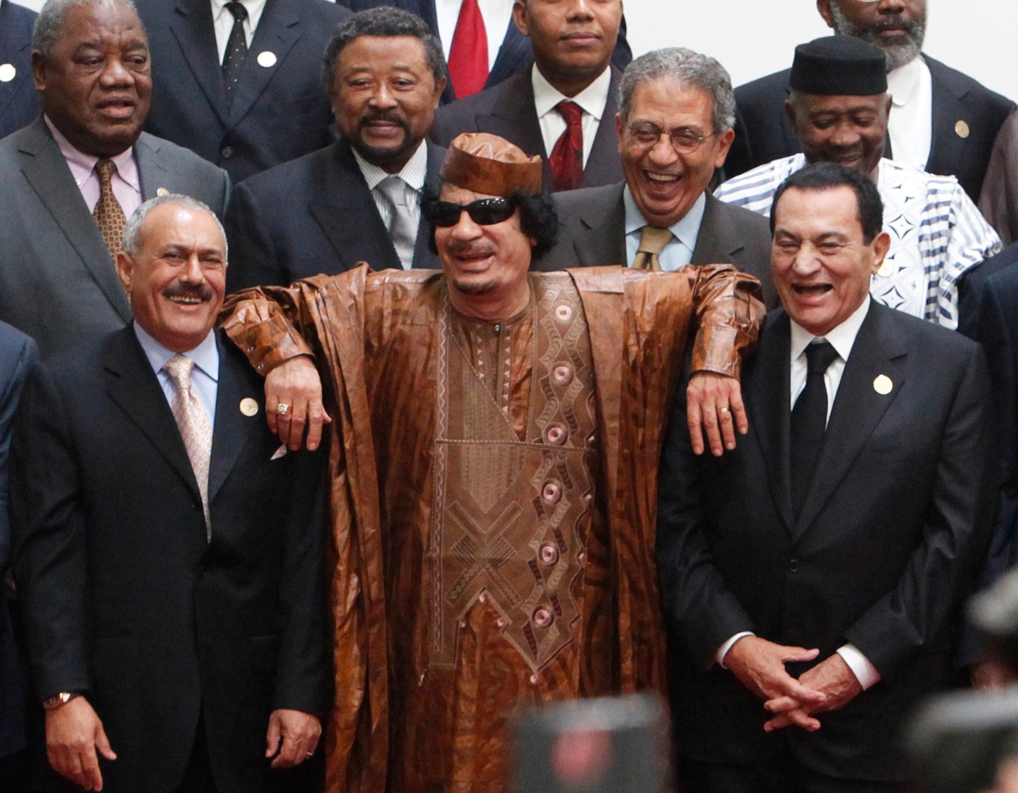Gaddafi fotografert sammen med Egypts daværende president Hosni Mubarak (til høyre) og Jemens president Ali Abdullah Saleh (til venstre) i oktober 2010. Landets mangeårige leder Muammar Gaddafi ble drept av opprørere 20. oktober 2011. 