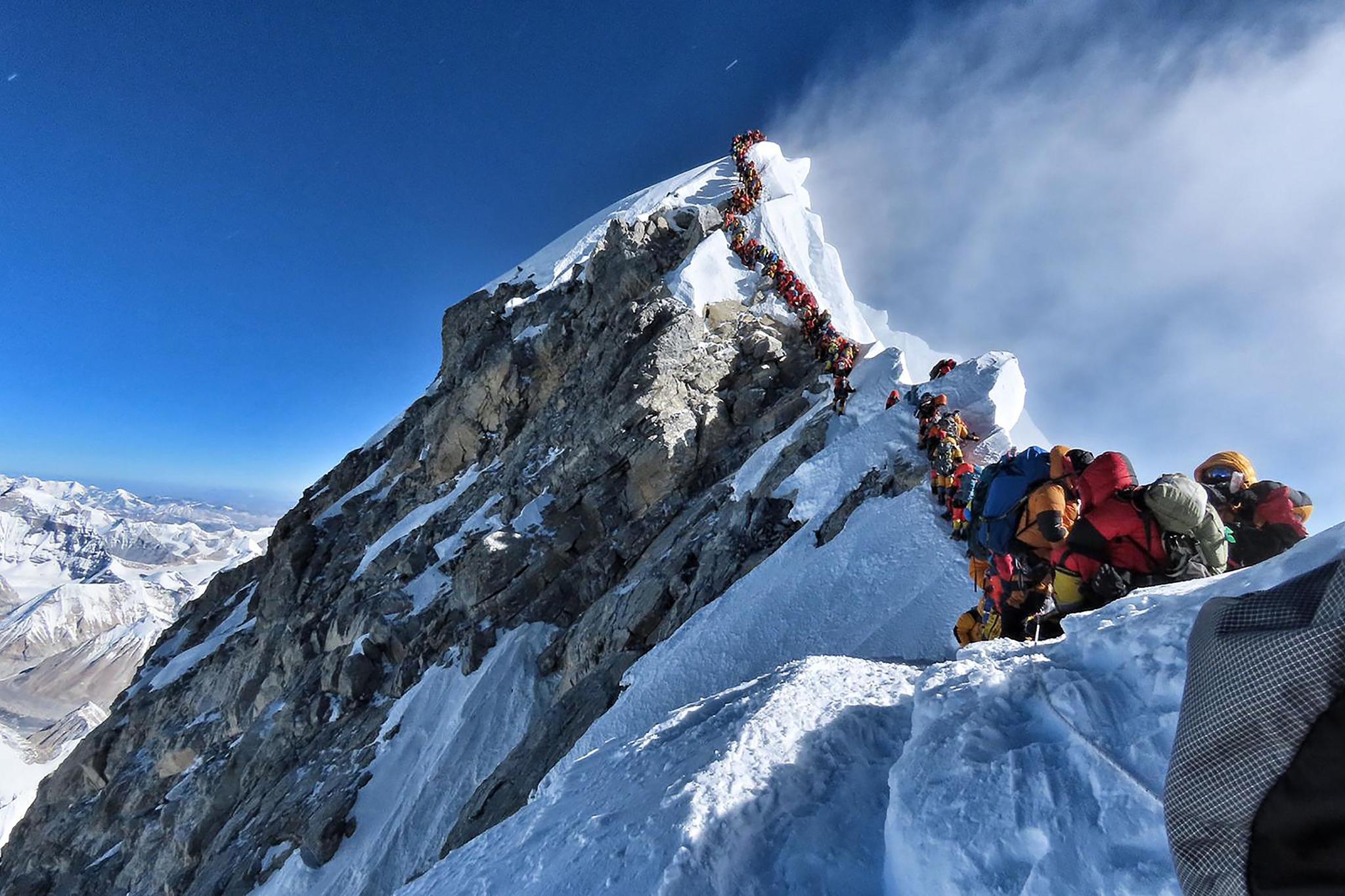 Den britiske-nepalske klatreren Nirmal «Nims» Purja tok 22. mai bilde av den lange køen opp på verdens høyeste fjell.