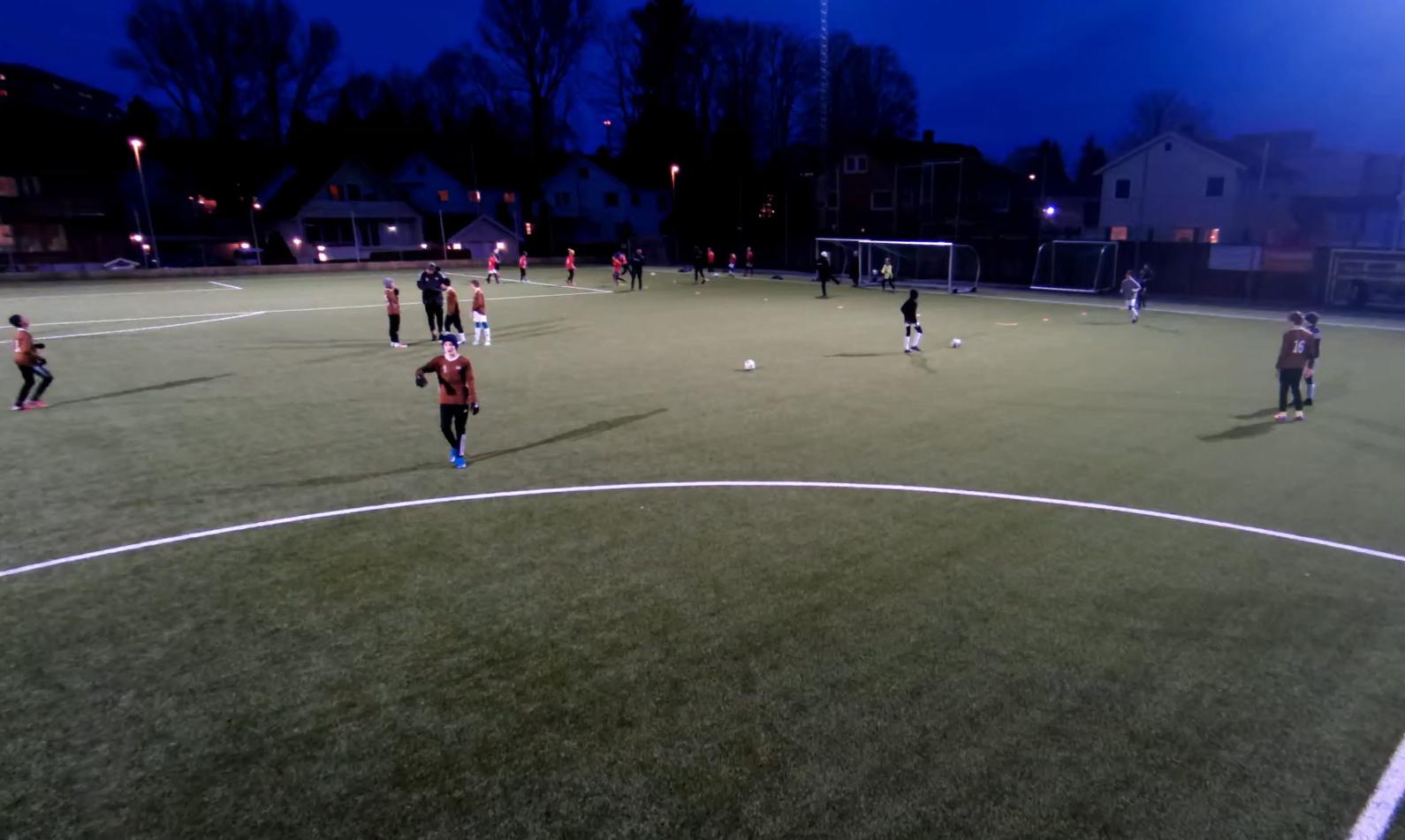 Filming av fotballkampar er eit nyttig verktøy for trenarar og spelarar. Foto: Skjermdump frå FIL si nettside.