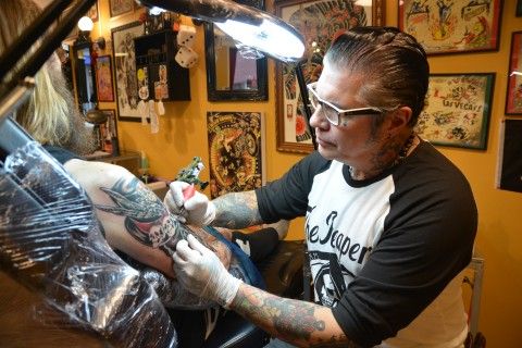 Francisco Santos, daglig leder av El Diablo tatoverer her voodoo på armen til Eirik Gudmestad.