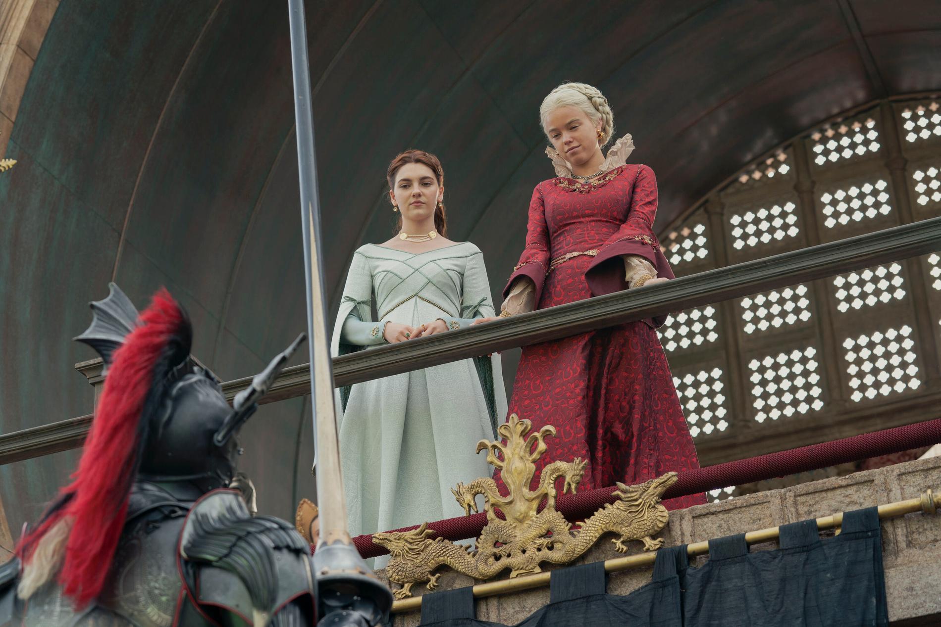 Lady Alicent Hightower og prinsesse Rhaenyra Targaryen. 