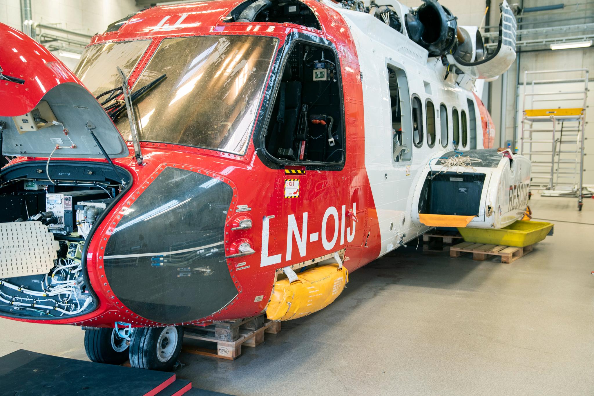Bristows SAR-helikopter LN-OIJ fotografert på Haakonsvern etter ulykken der en person omkom. På bildet ser vi flyteelementer som ikke er utløst