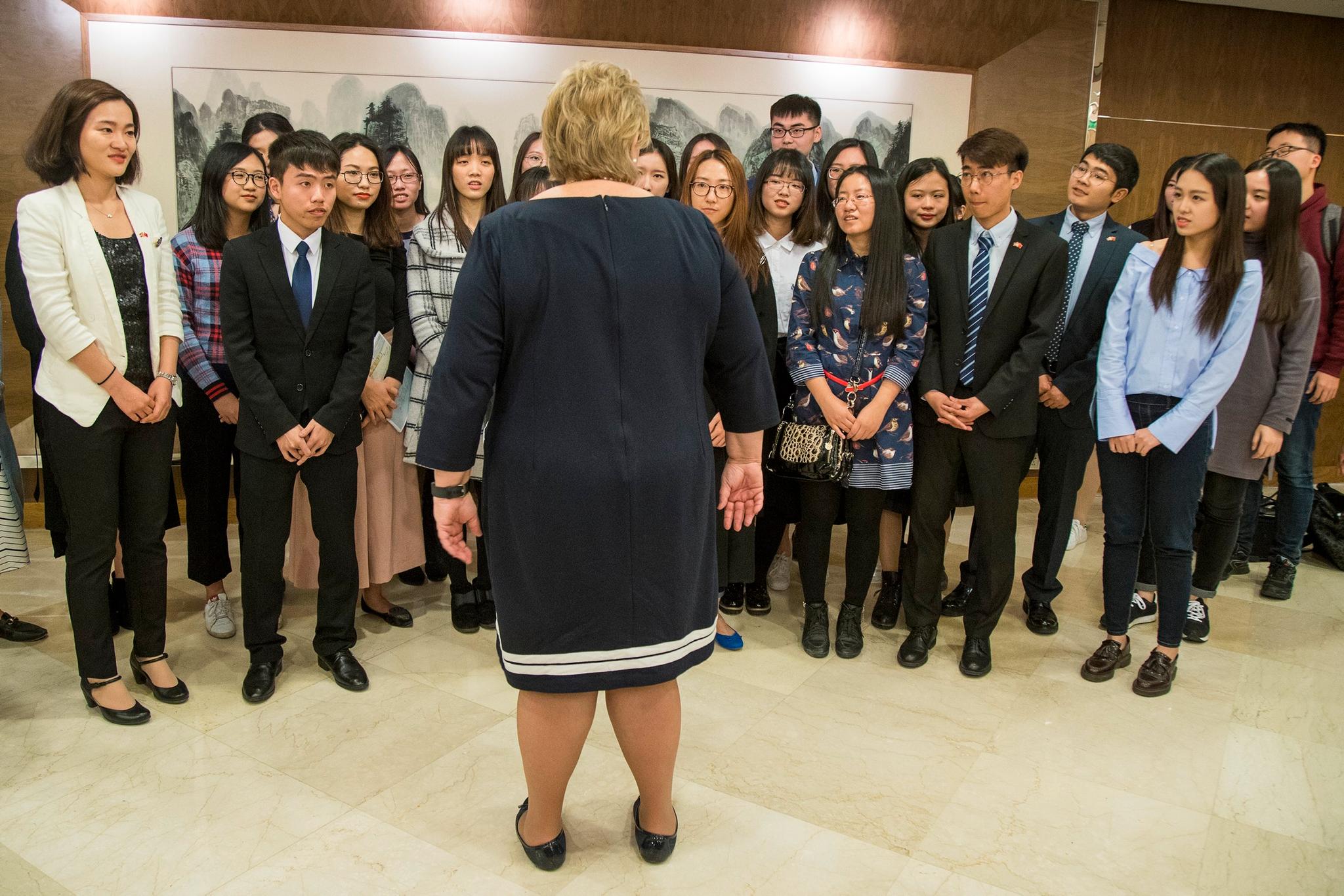 Statsminister Erna Solberg møtte mandag norsktalende kinesiske studenter på Peking-universitetet. Studentene er opptatt av norsk natur, Edvard Munch og sosiale ordninger, men engasjementet er størst rundt festing, kjærester og norsk ungdomskultur i TV-serien Skam.