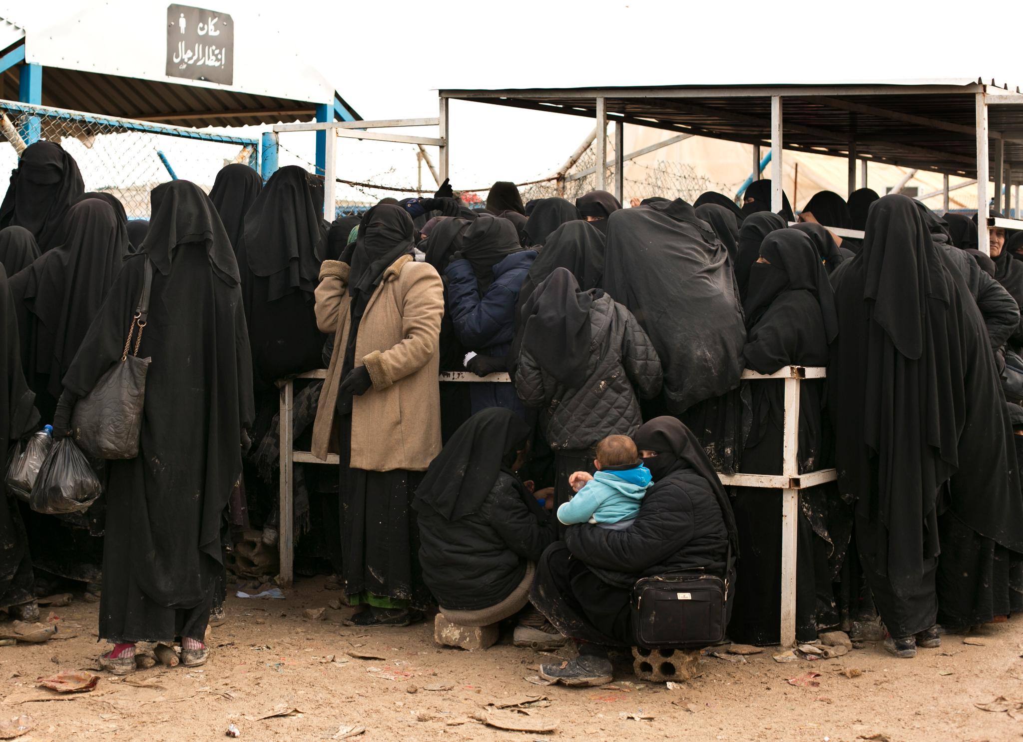 IS-kvinner står i kø i al-Hol-leiren i Syria. 