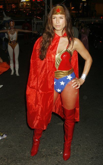 Actress Rhona Mitra arrives at the 7th annual Heidi Klum Halloween party in Los Angeles _Skuespillerinnen Rhona Mitra under Heidi Klum Halloween party i Los Angeles. Kostyme: Wonder Women. Foto: Reuters / Scanpix._