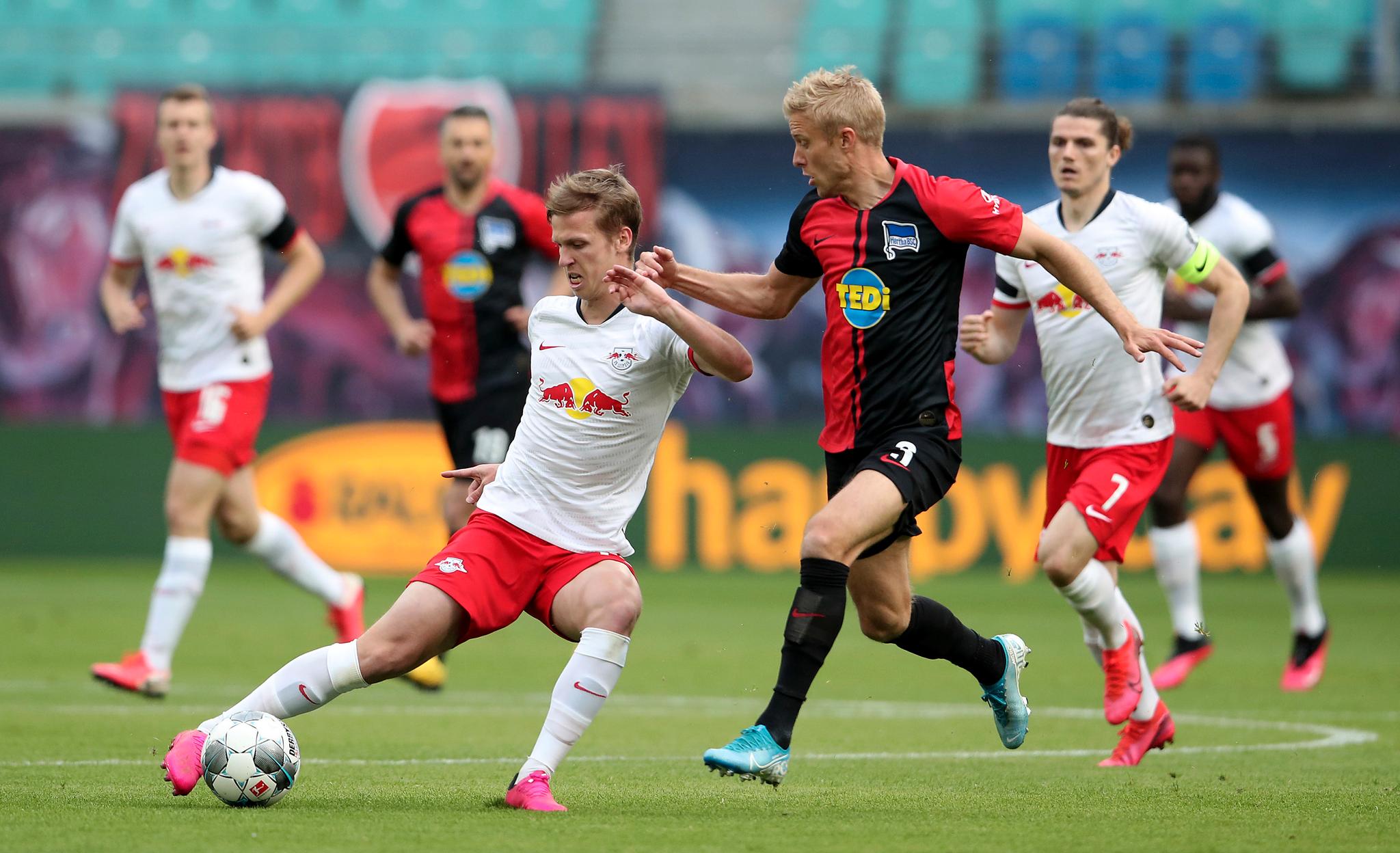Per Ciljan Skjelbred i duell med RB Leipzigs Daniel Carvajal i onsdagens bundesligakamp, der Hertha Berlin greide 22–2. 