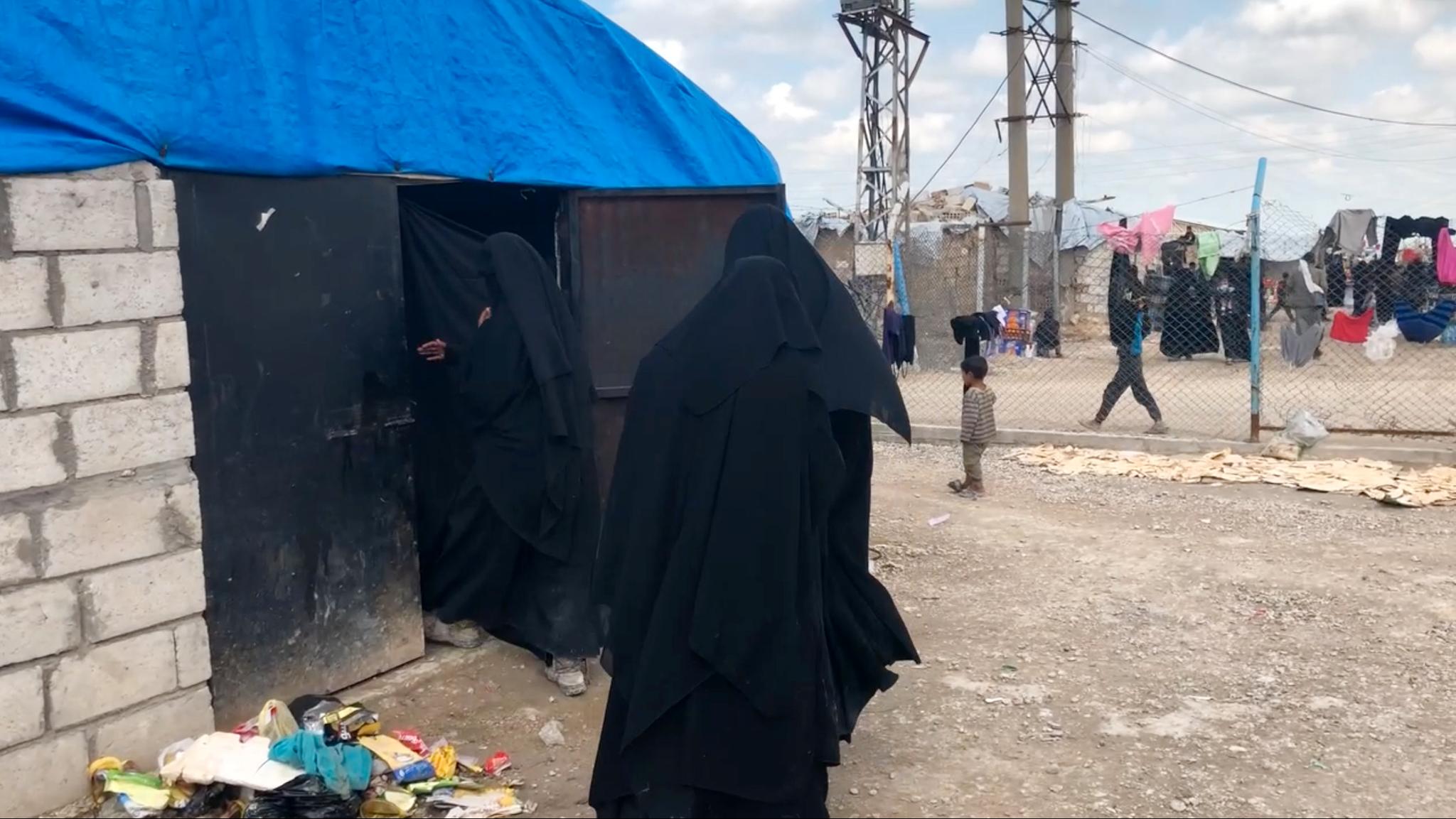 Aftenposten oppsporet de to norske søstrene i Al-Hol-leiren i juni 2019. Da skjulte de at de var norske og ville først ikke snakke med Aftenposten.