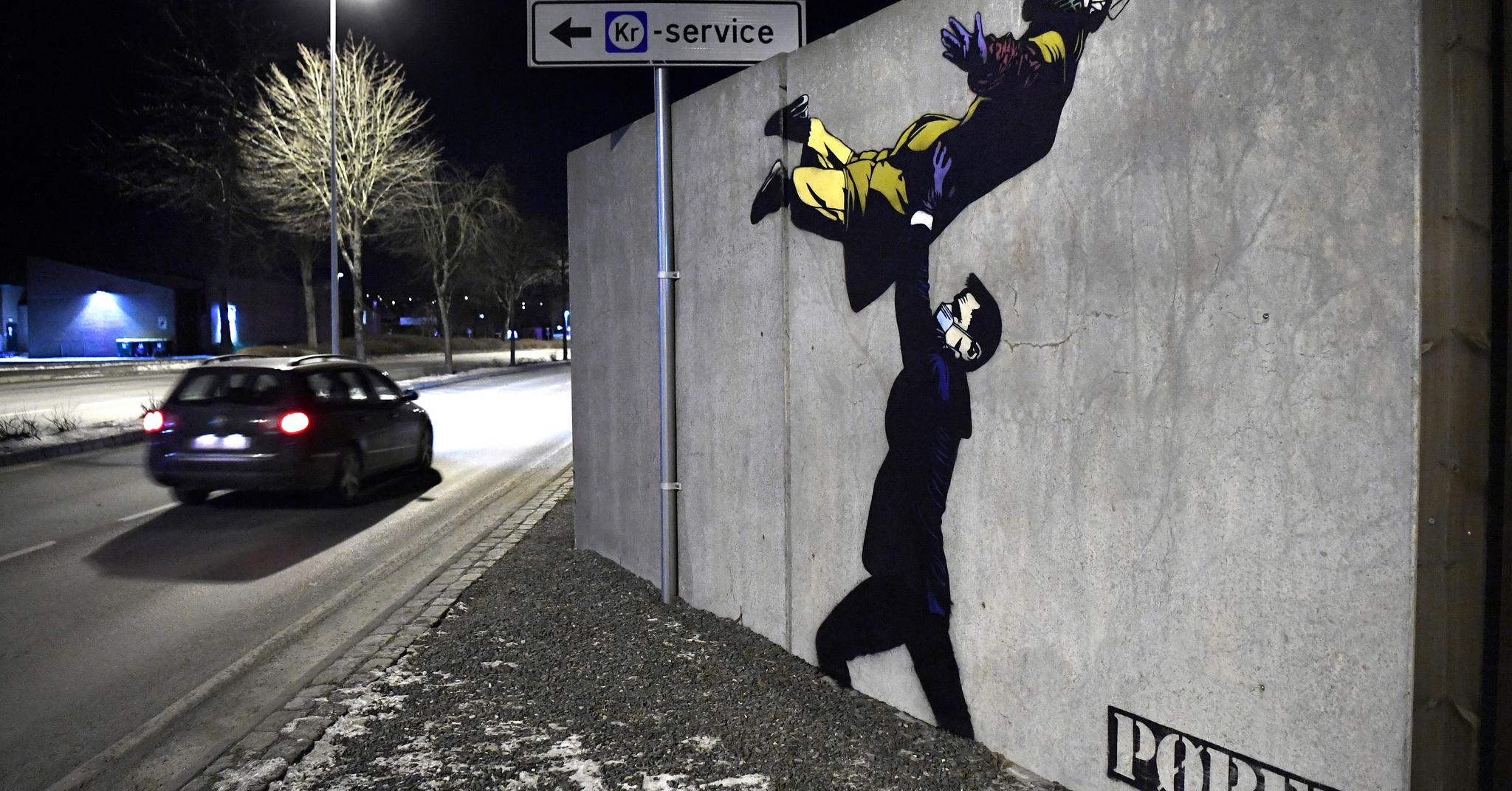 I nattens mulm og mørke dukket helseminister Bent Høie opp på en sentral vegg hjemme i Stavanger som Patrick Swayze i filmen «Dirty Dancing» – nå i et løft for norske helsearbeidere, signert Pøbel fra Bryne.