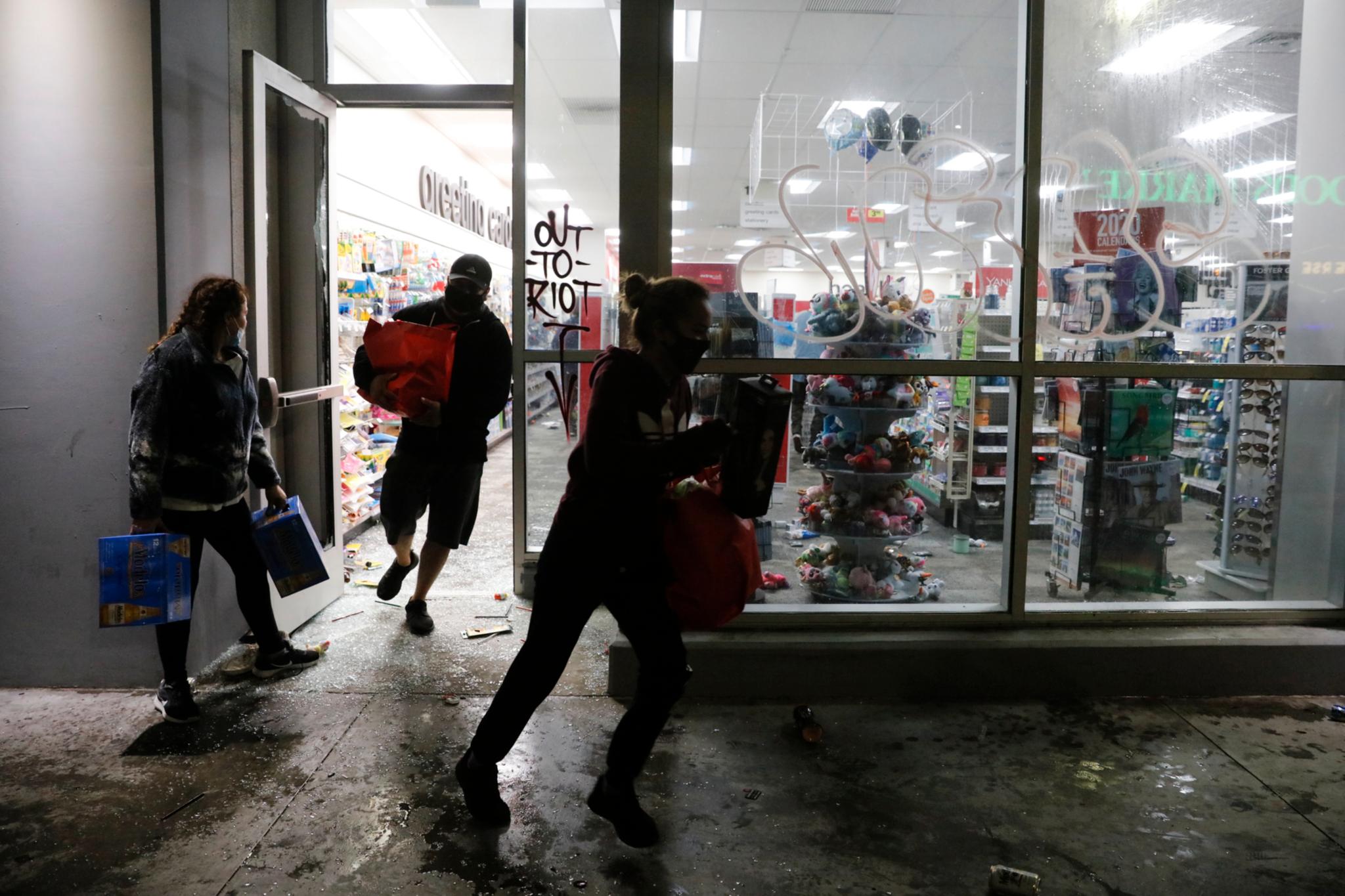 Flere butikker er blitt utsatt for plyndring og hærverk. Bildet viser et nedtagget apotek i Los Angeles.
