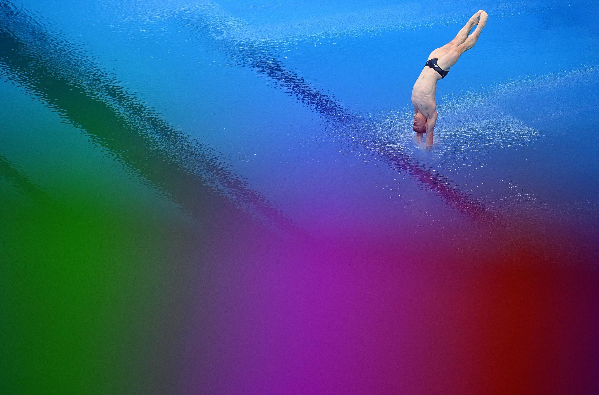 I VANNET: Britiske Jack Laugher treffer vannflaten i mennenes stupekonkurranse fra tre meter springbrett. 