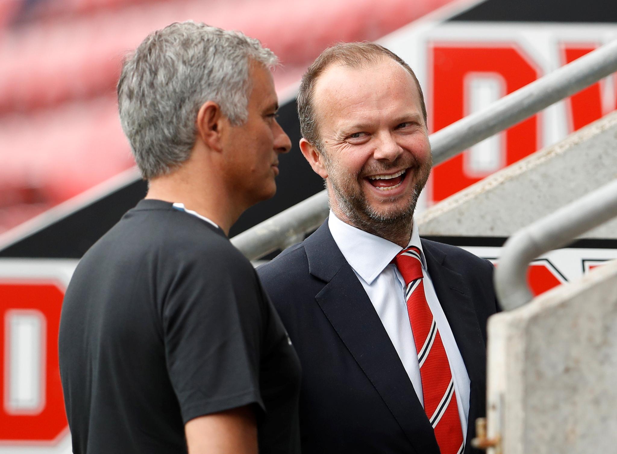 Manchester United-direktør Ed Woodward (t.h.) og Solskjærs forgjenger, José Mourinho under en sesongoppkjøring.