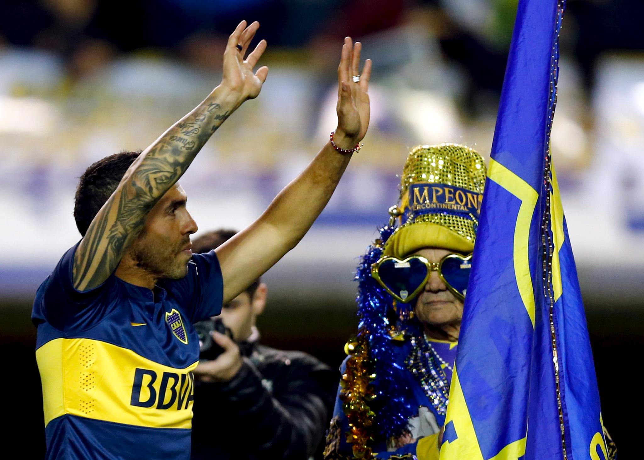Her vinker Carlos Tévez til fansen under sin spillerpresentasjon.