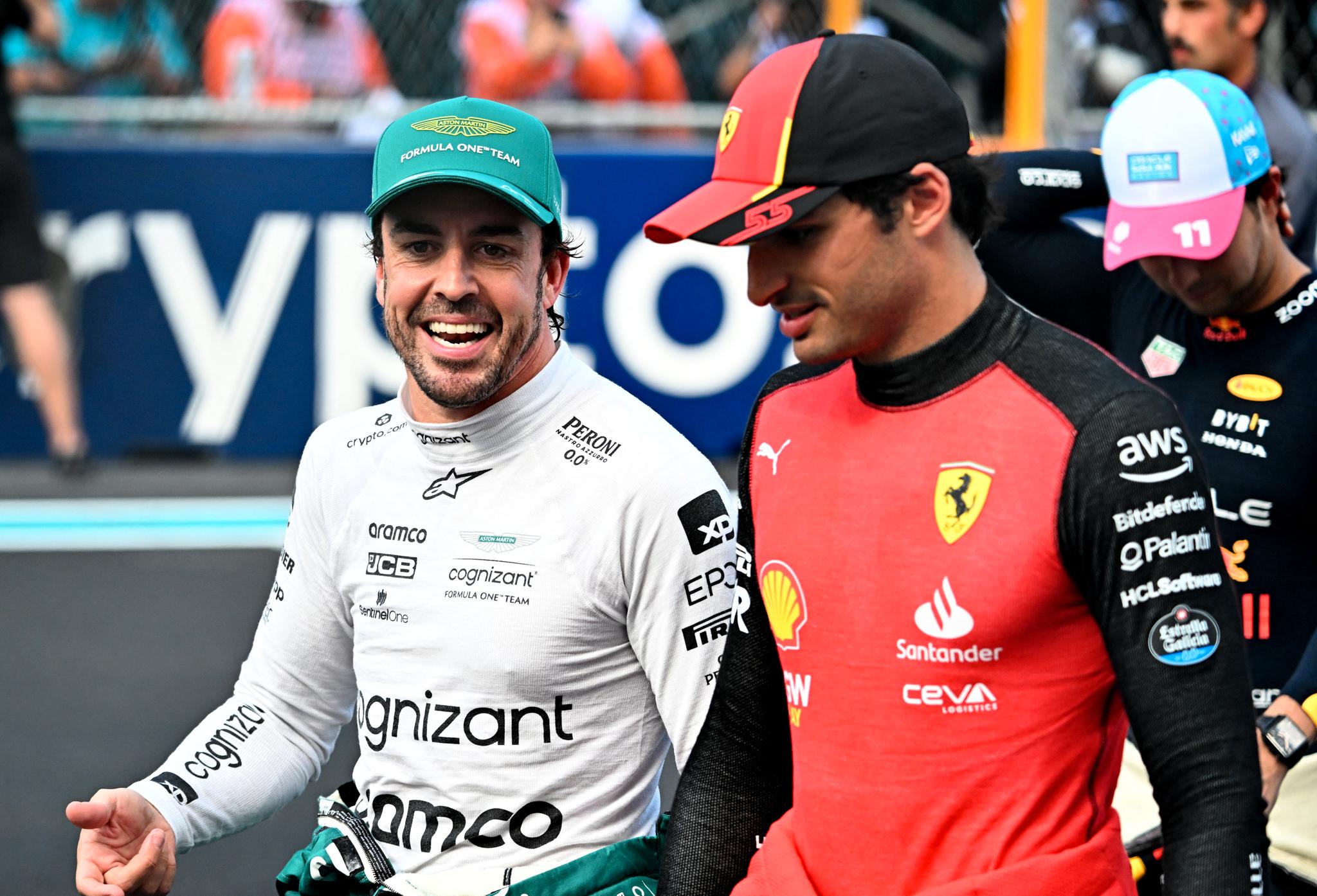 41 ÅR OG LIKE GOD: Fernando Alonso (t.v.) går rundt og smiler etter lørdagens kvalifisering. Til høyre Carlos Sainz jr.