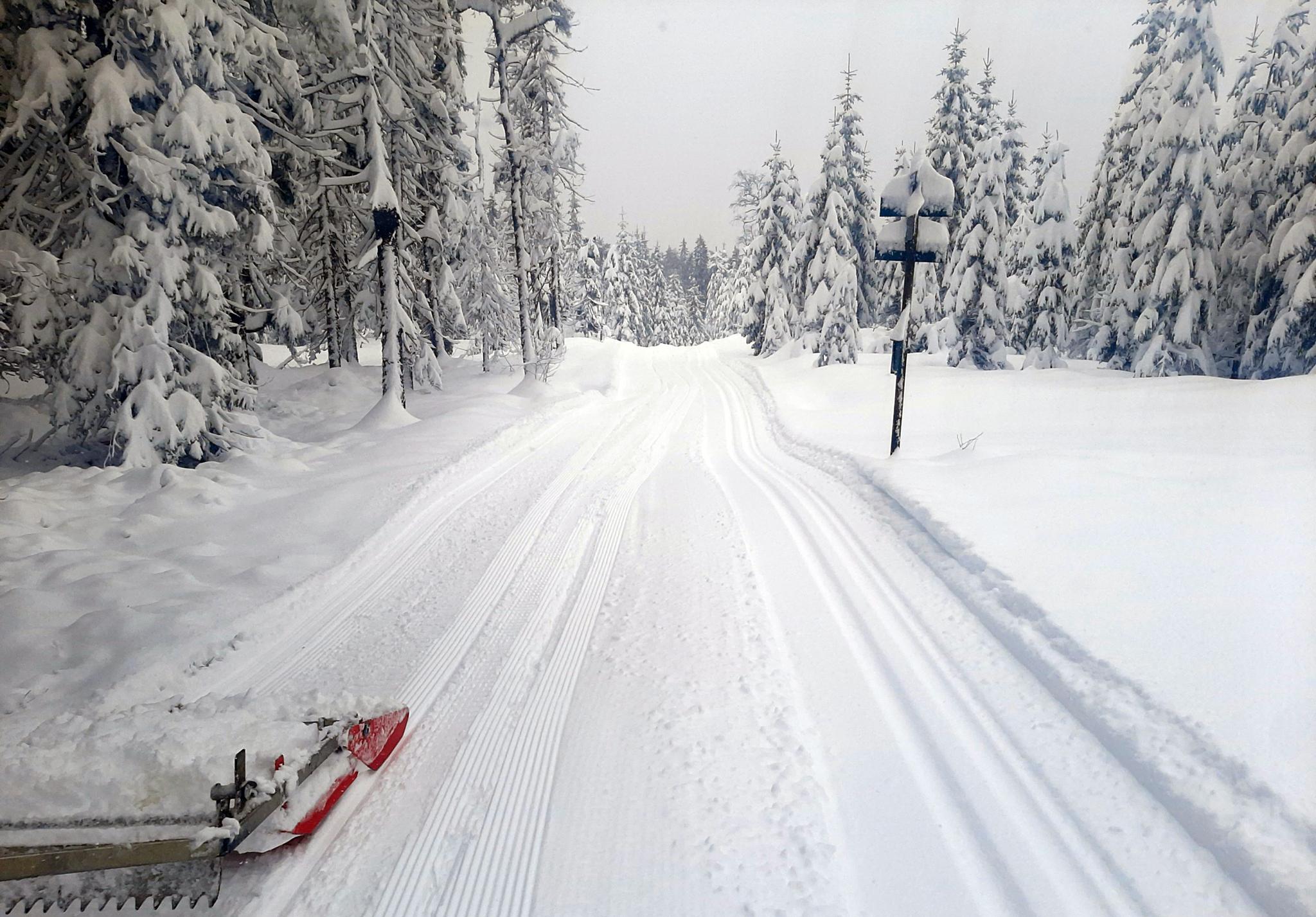 Skiforeningen preparerer fortsatt løyper til glede for skientusiastene. Dette er Appelsinhaugen, mellom Kobberhaughytta og Kikut i Nordmarka tirsdag. 
