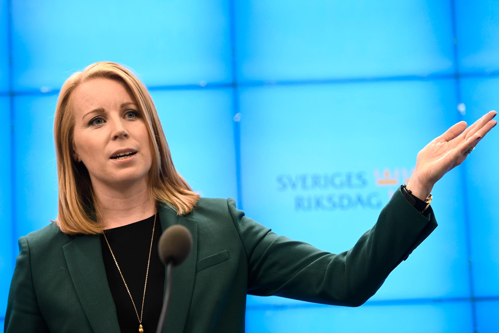 Centerpartiets leder Annie Lööf har åpnet for å la Stefan Löfven fortsette som statsminister. Men hun krever en borgerlig politikk. 
