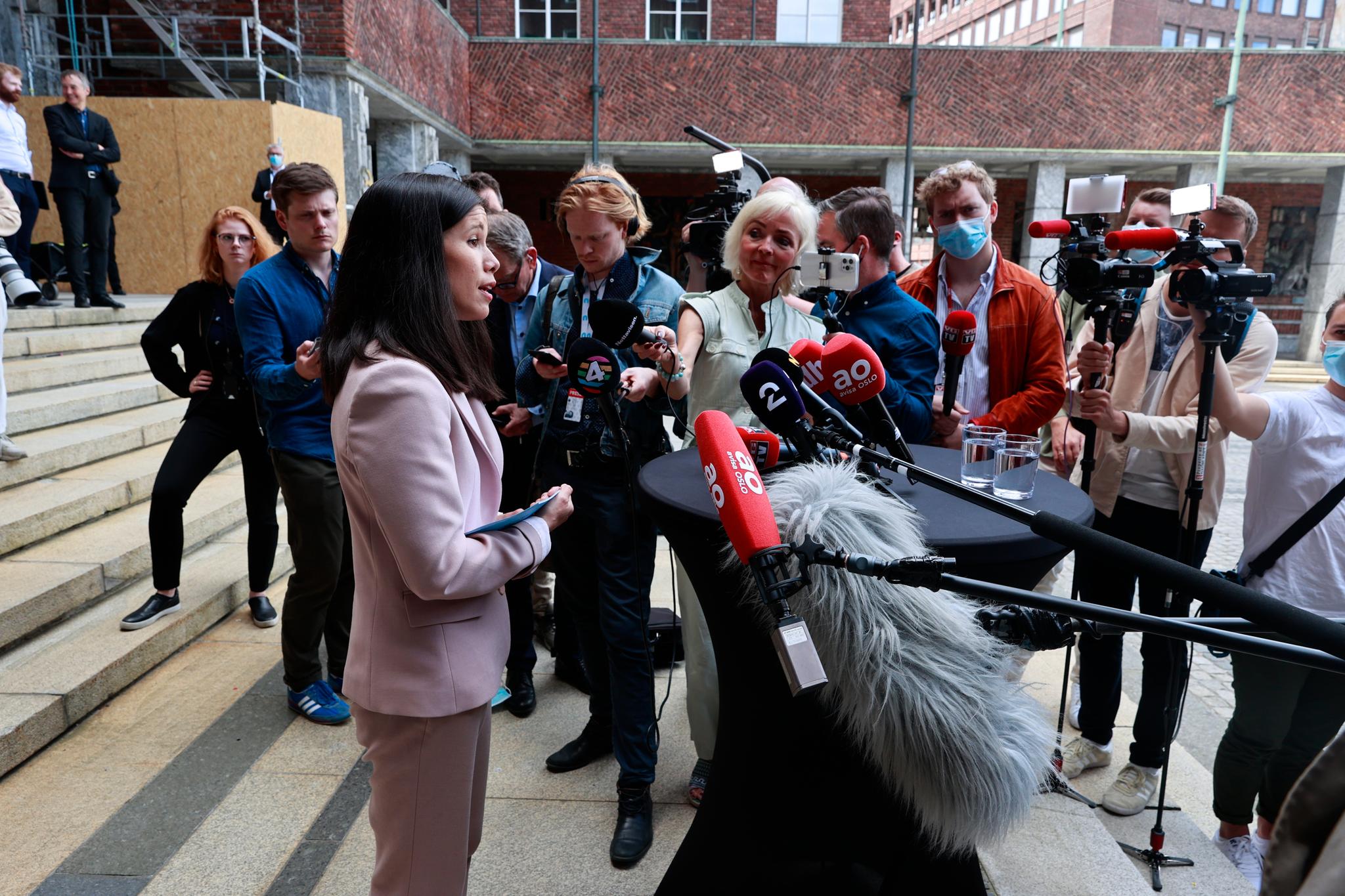 Lan Marie Berg møtte pressen utenfor rådhuset i Oslo tirsdag ettermiddag.
