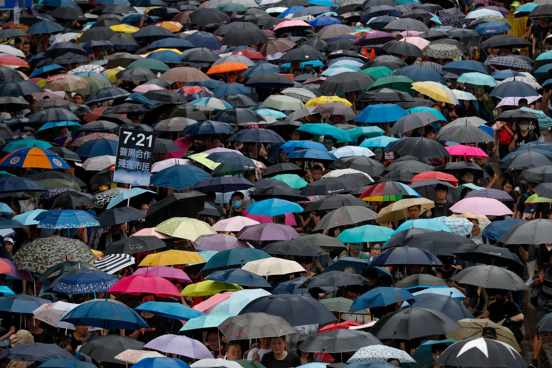 TROSSET REGNET: Hongkongkinesere trosset regnet og samlet seg søndag til en ny protest mot det de mener er stadig mindre frihet i det selvstyrte kinesiske territoriet. 