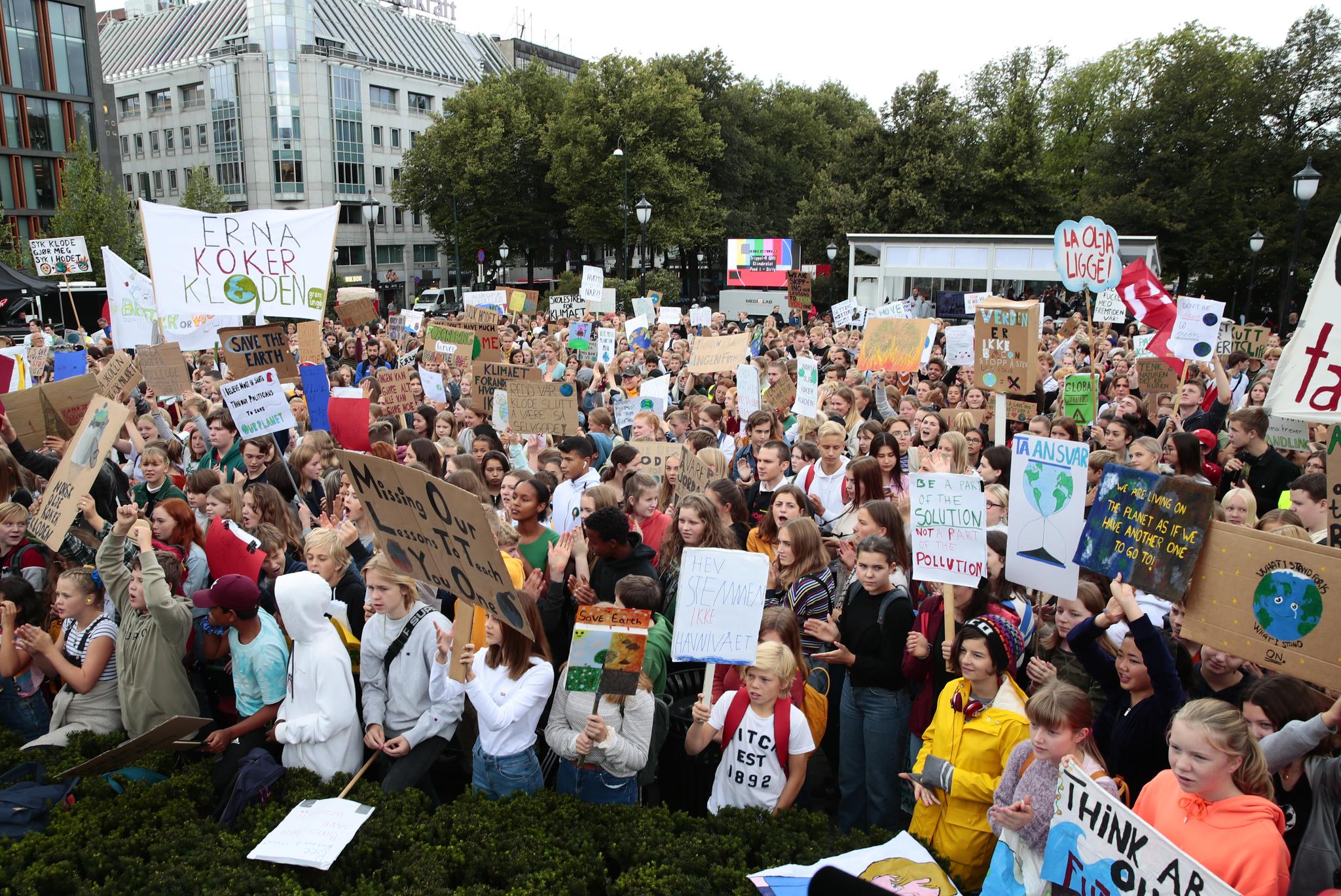 Bildet viser ungdom som streiker for klimaet foran Stortinget 30. august. Men en ny undersøkelse viser at nordmenn også er skeptiske til klimaendringer. 