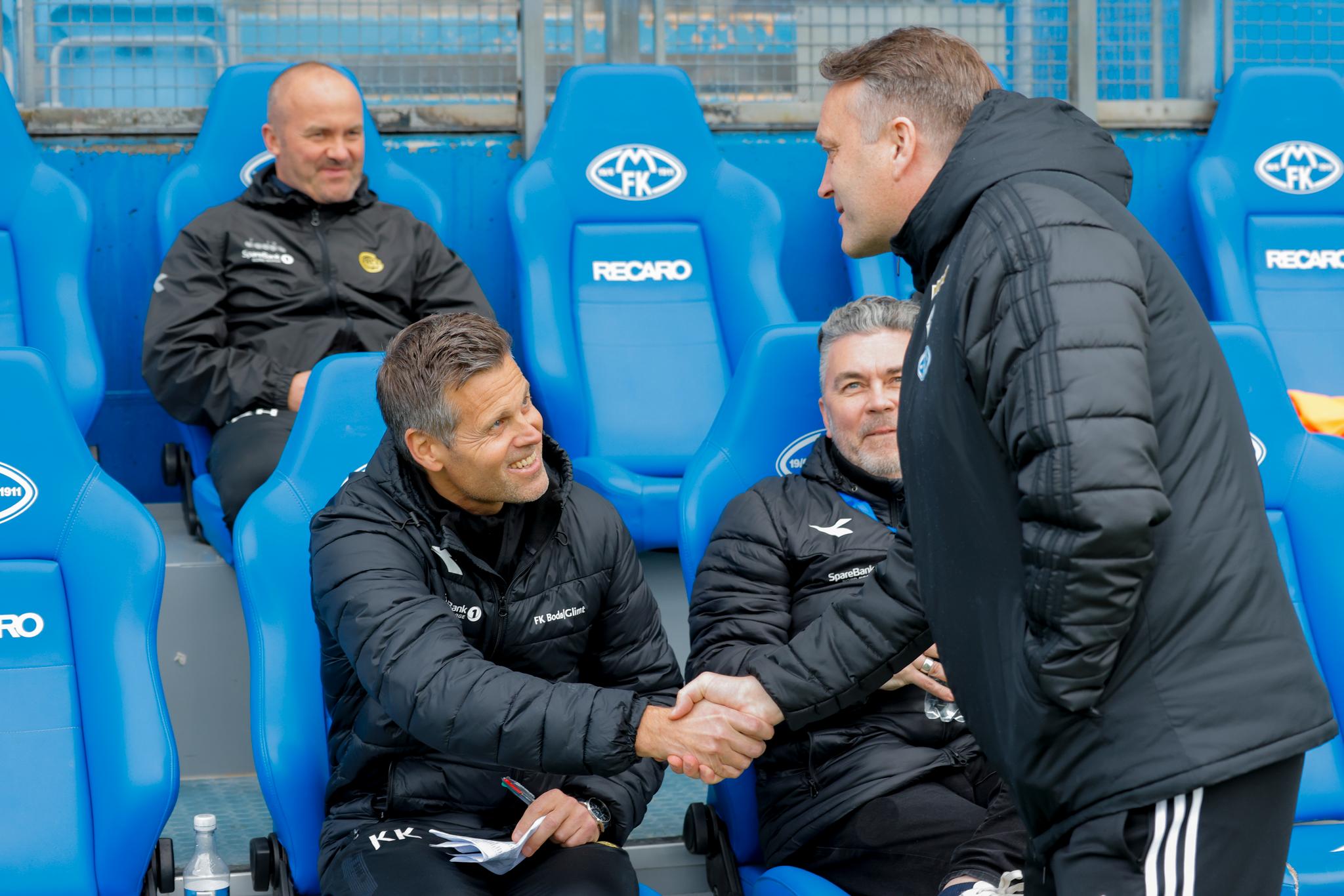  Bodø/Glimt-trener Kjetil Knutsen hilser på Erling Moe i Molde før seriekampen i 2022.