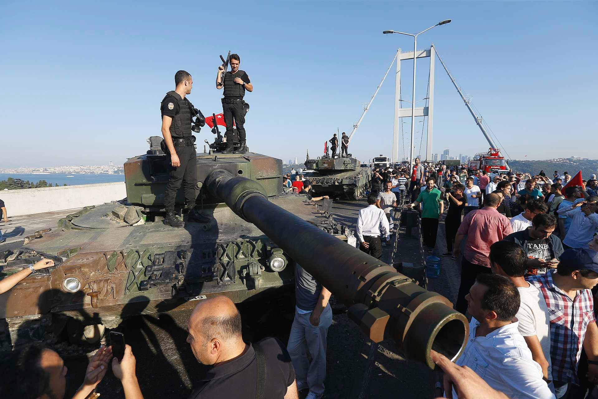 Politifolk har tatt kontroll over stridsvognene ved Bosporos.