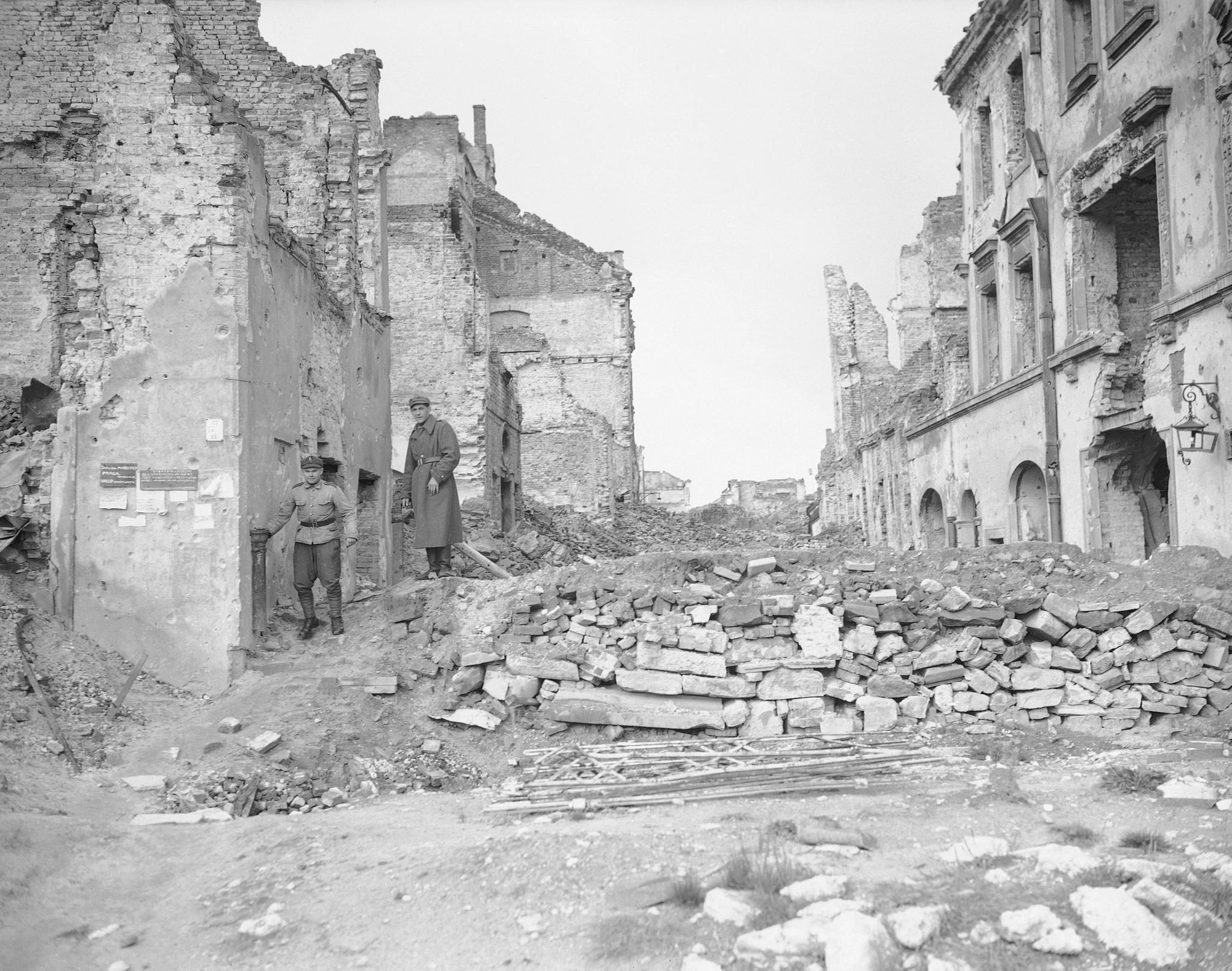 To tyske soldater tar seg gjennom restene av Warszawa i september 1945.