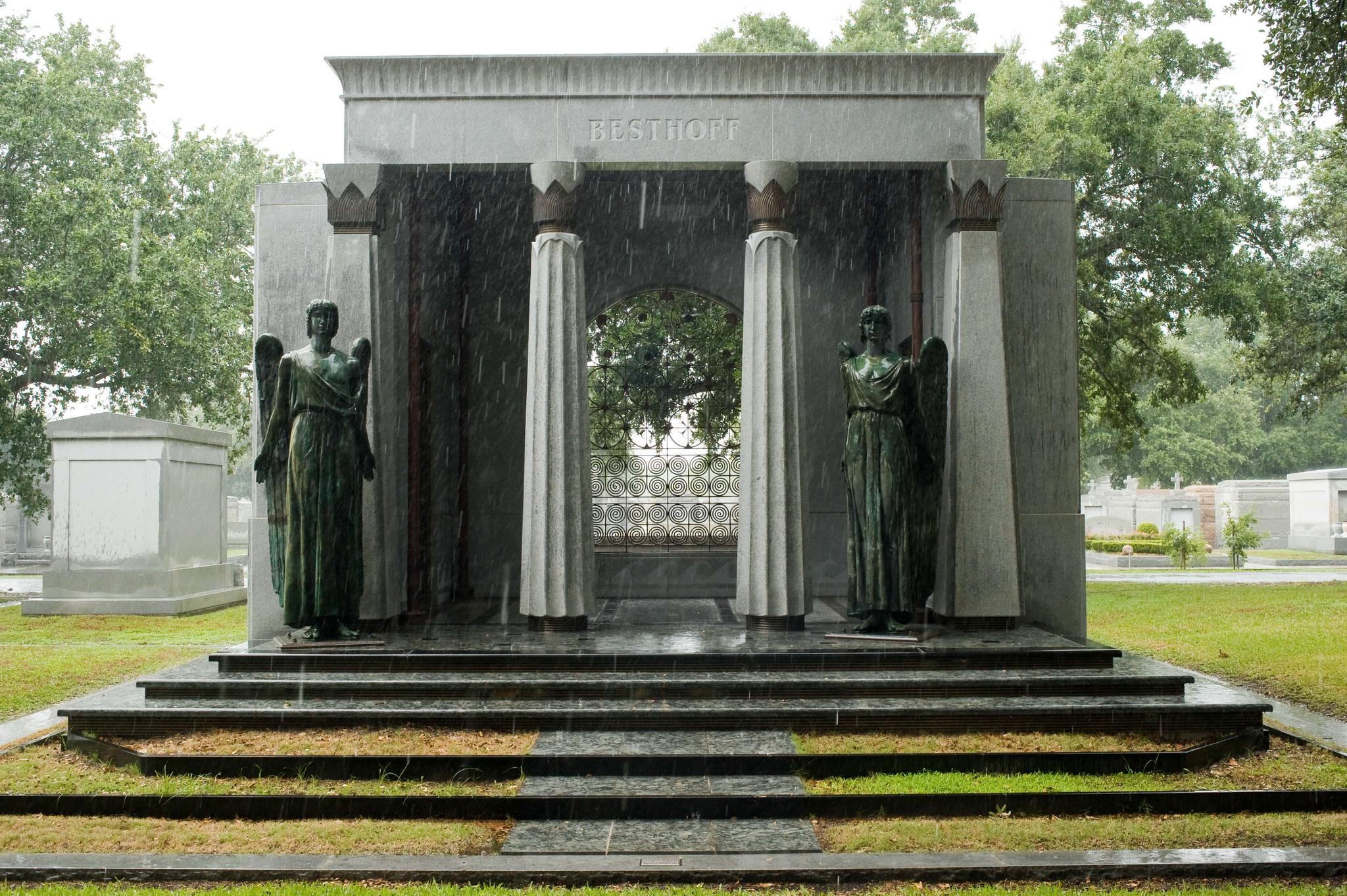 PRAKT OG PRESTISJE: Det storslåtte mausoleet til Besthoff-familien er typisk for Metairie Cemetery, en nyere kirkegård i utkanten av New Orleans.