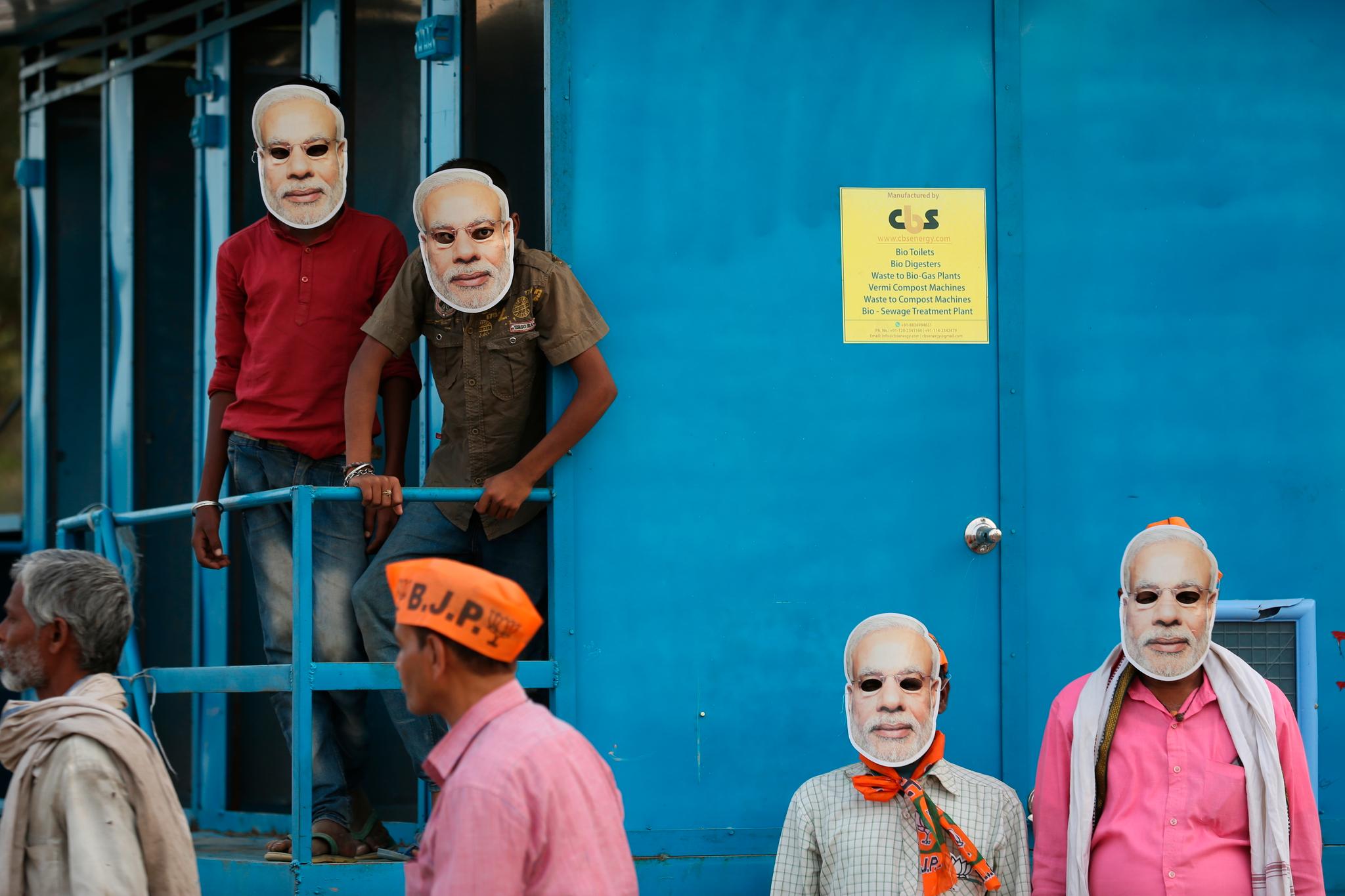 Tilhengere av Indias regjeringsparti Bharatiya Janata Party (BJP) iført masker med statsminister Narendra Modis ansikt under et valgarrangement i Prayagraj i Uttar Pradesh før helgen.