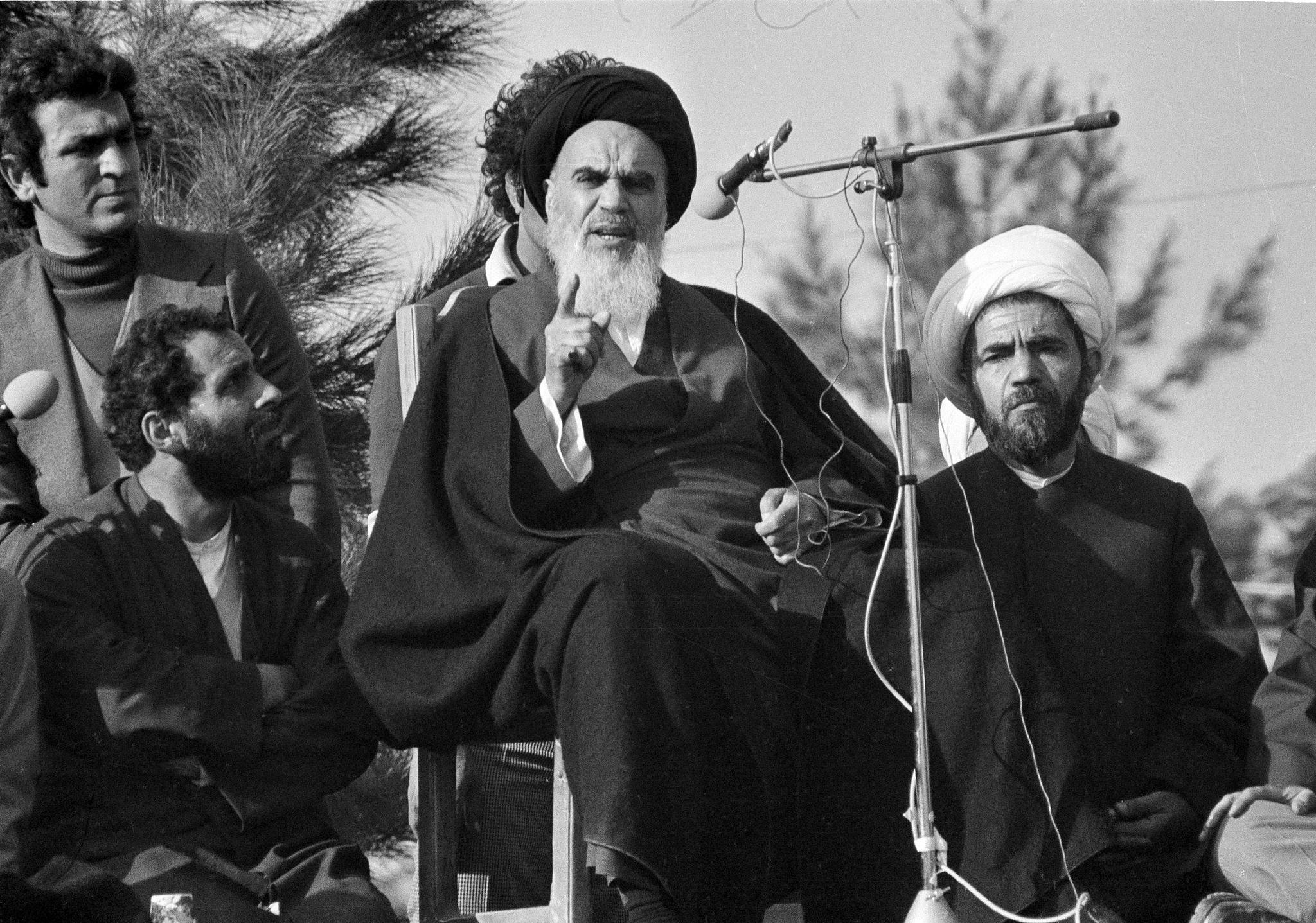 Ayatollah Khomeini taler til tilhørere i Teheran i 1979, etter å ha returnert fra 14 år i eksil.