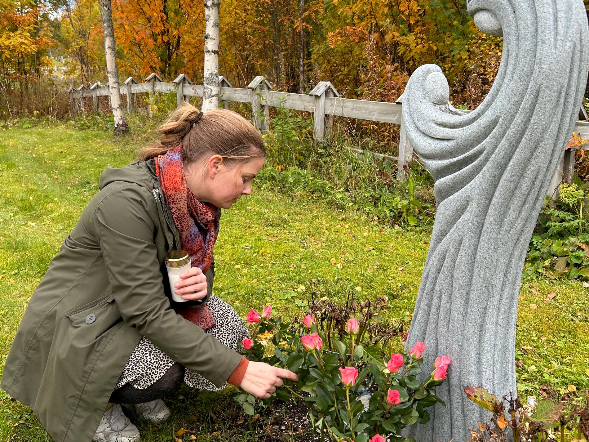 Signe Veierud Busch på minnelunden i Tromsø, der datteren ligger. 