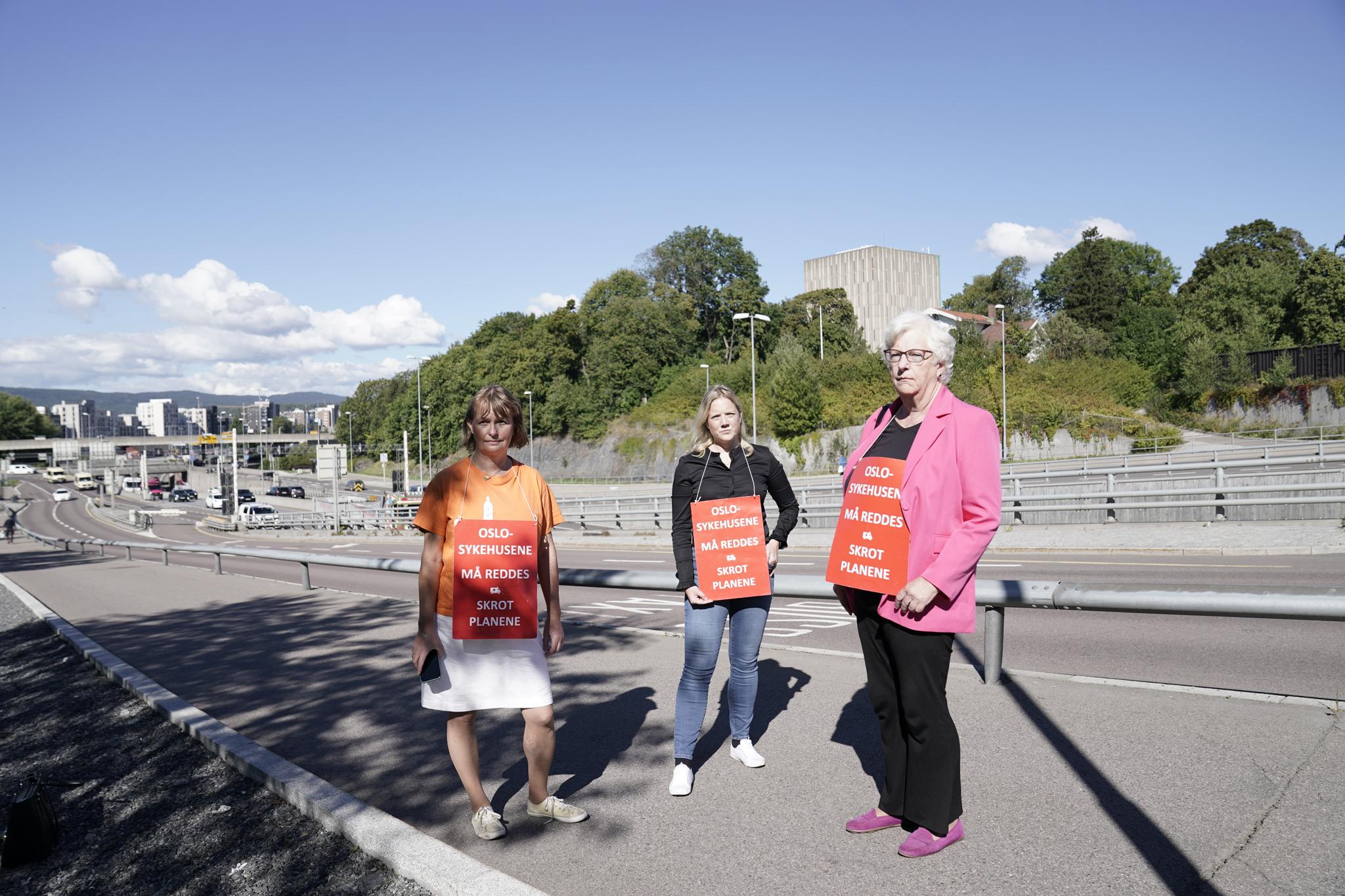  Psykiater Randi Rosenqvist (t.h) har flere spørsmål til sykehusdirektørene. Her under en aksjon utenfor Aker sykehus sommeren 2022. Leder av Redd Ullevål sykehus, Lene Haug til venstre og bystyrerepresentant Aina Stenersen (Frp) i midten. 